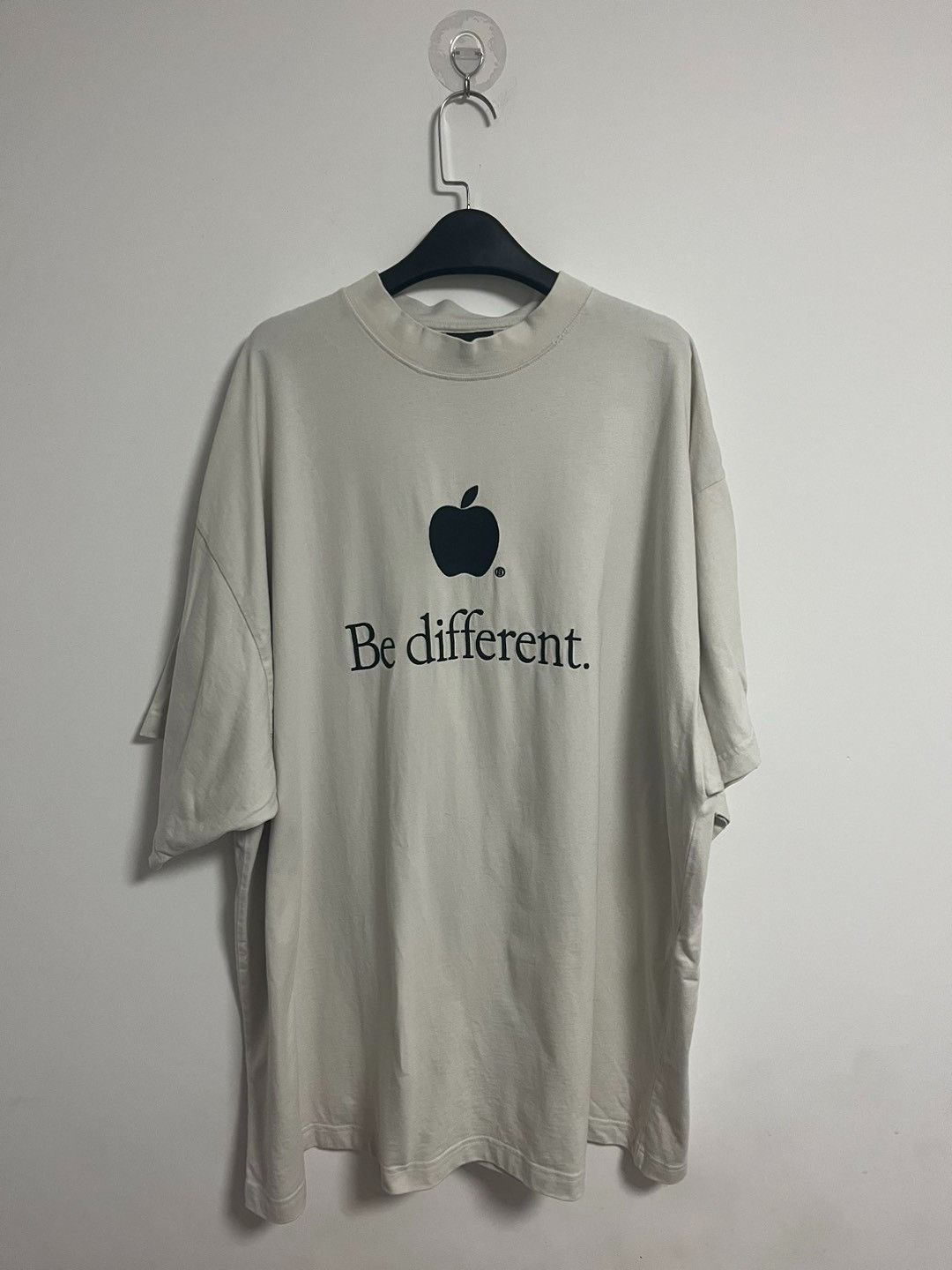 Balenciaga Balenciaga 22 FW apple white short sleeve 2501-Nextarrow Size US XL / EU 56 / 4 - 1 Thumbnail