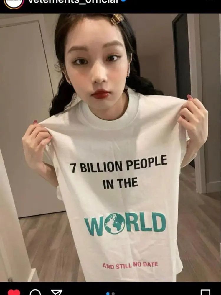 Vetements Vetements Want to date me Tee Size US S / EU 44-46 / 1 - 7 Thumbnail