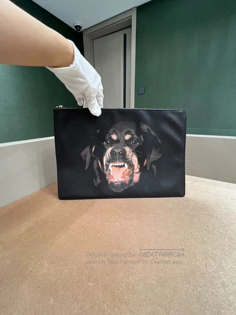 Givenchy Givenchy Rottweiler Print Clutch Bag . Size ONE SIZE - 1 Thumbnail