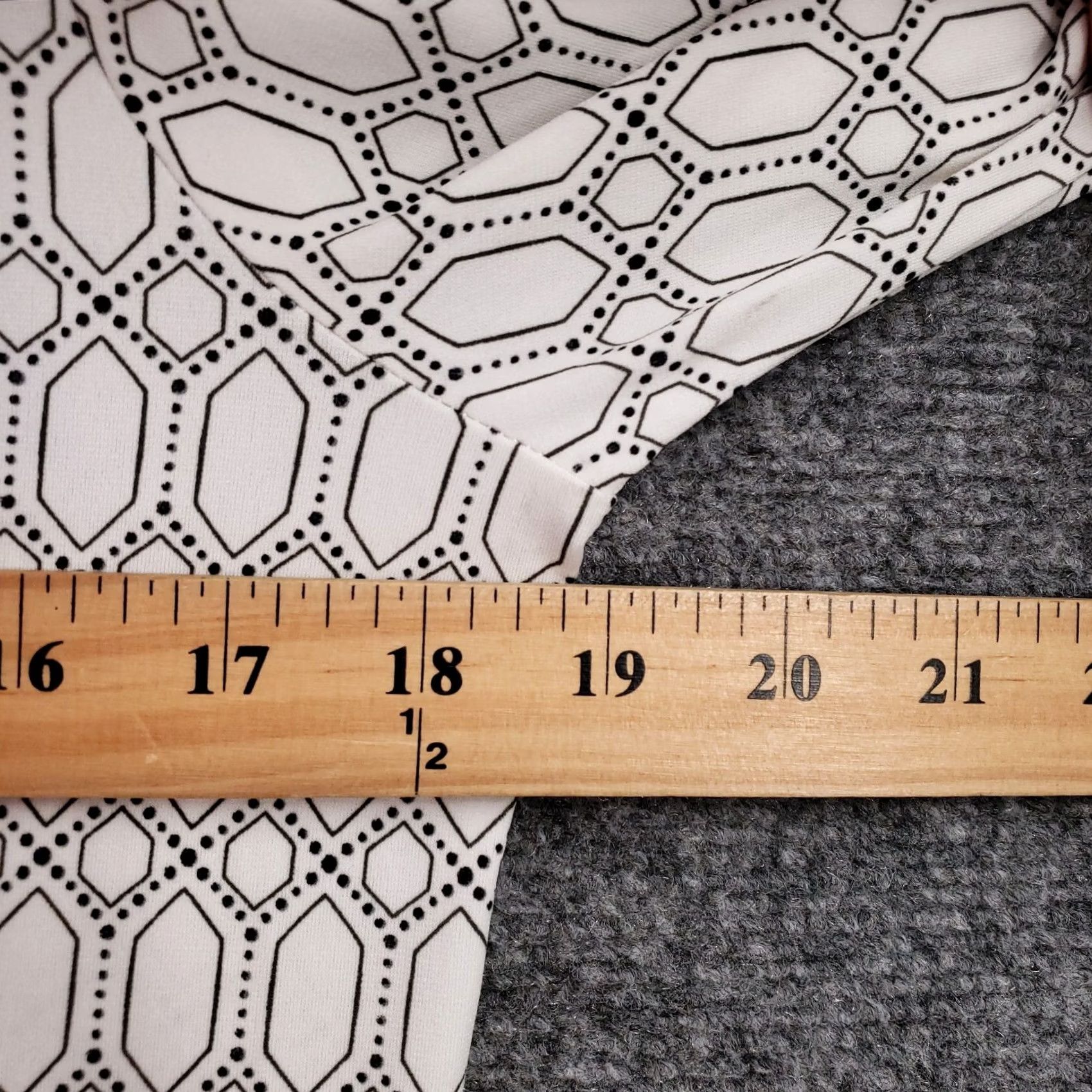Vintage Ivanka Trump Top Womens Small White Long Sleeve Geometric Stretch Round Neck Blouse Size S / US 4 / IT 40 - 6 Thumbnail