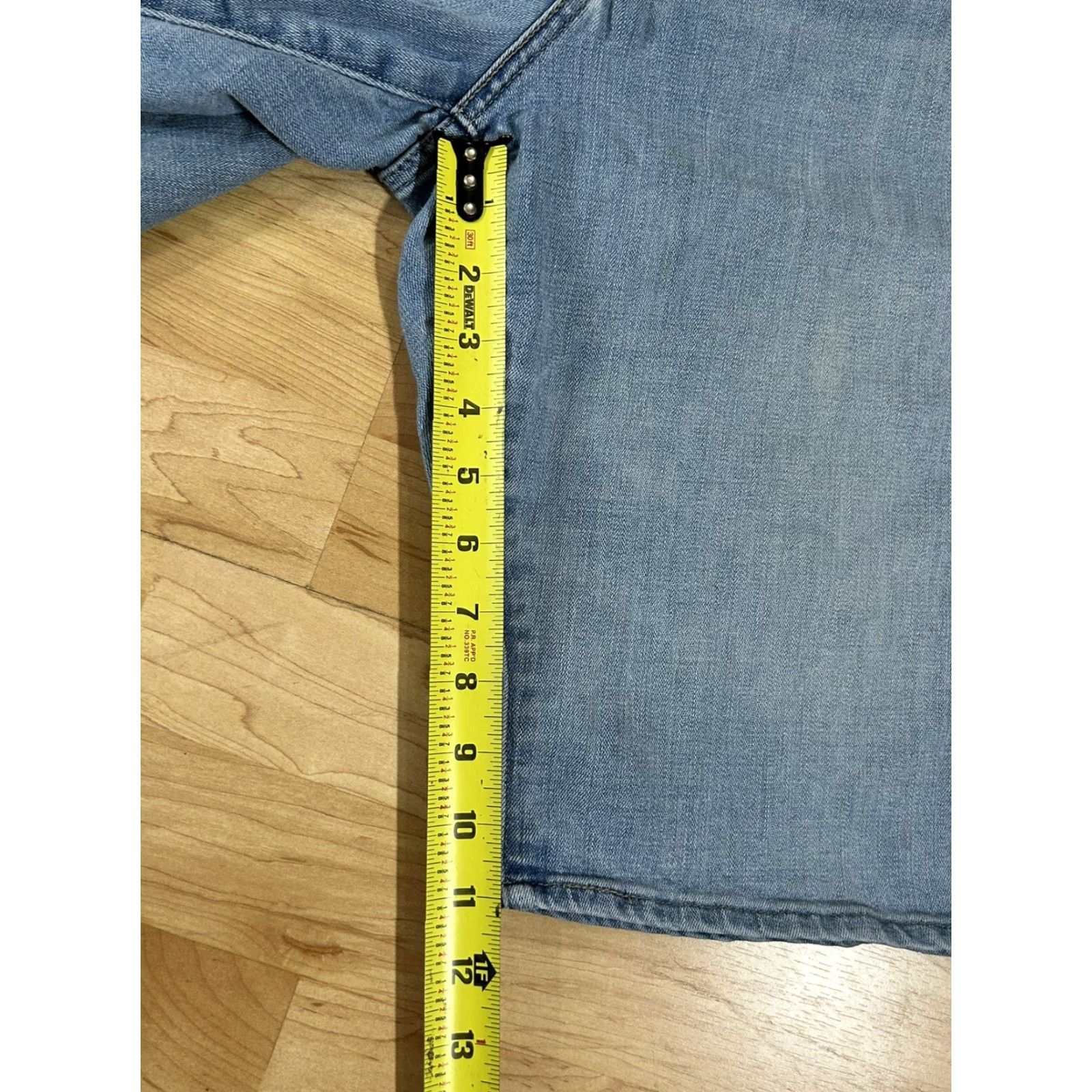 Levi's Levi's Bermuda Womens Jeans Shorts Blue Denim Classic sz 33 Casual Walking Pockets Regular Rise Mid 8.5-10.5in Cotton Blend Denim Size 33 Women Size 24" / US 00 / IT 34 - 3 Thumbnail