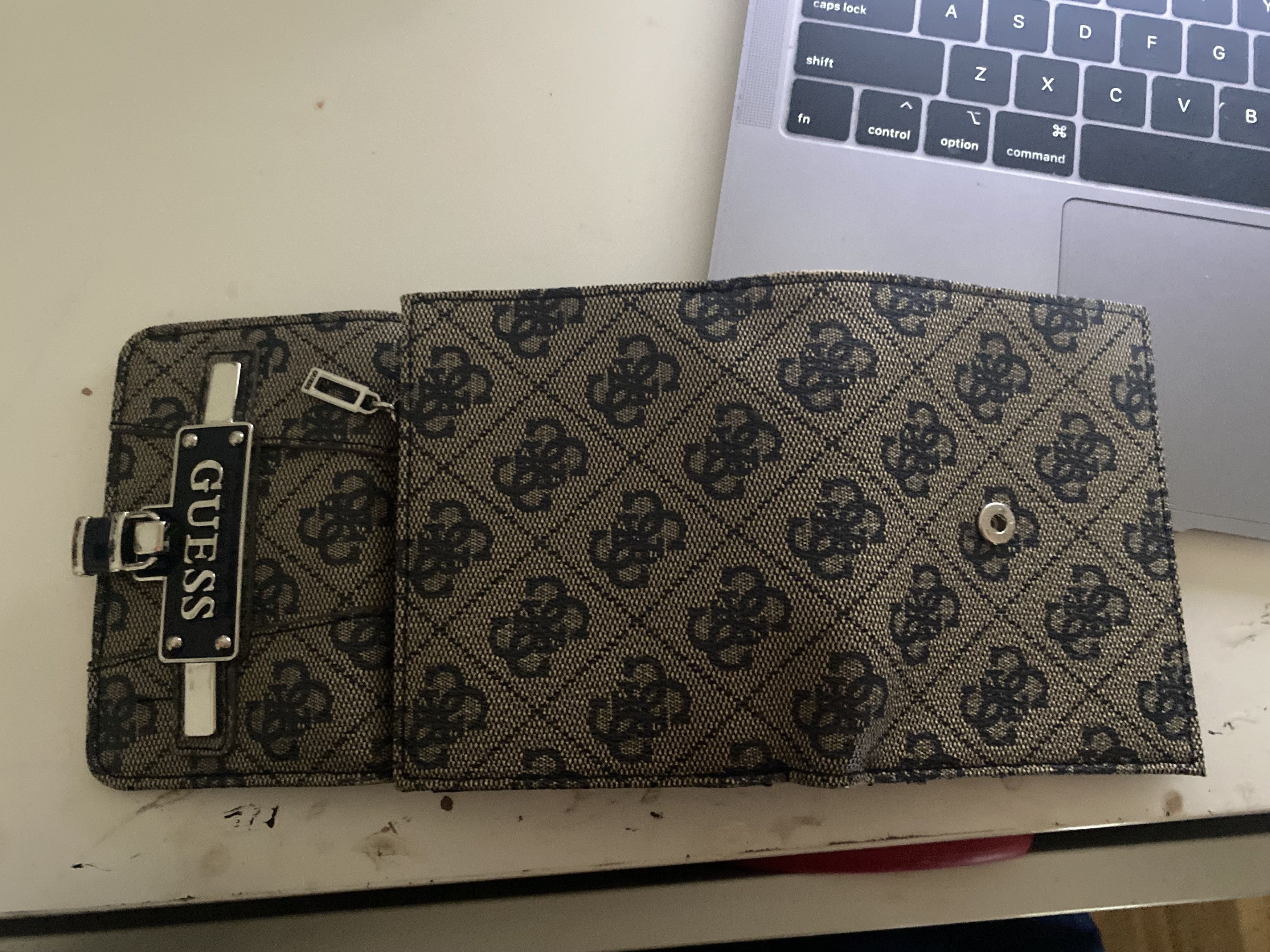Guess Vintage Guess purse/wallet Size ONE SIZE - 4 Thumbnail