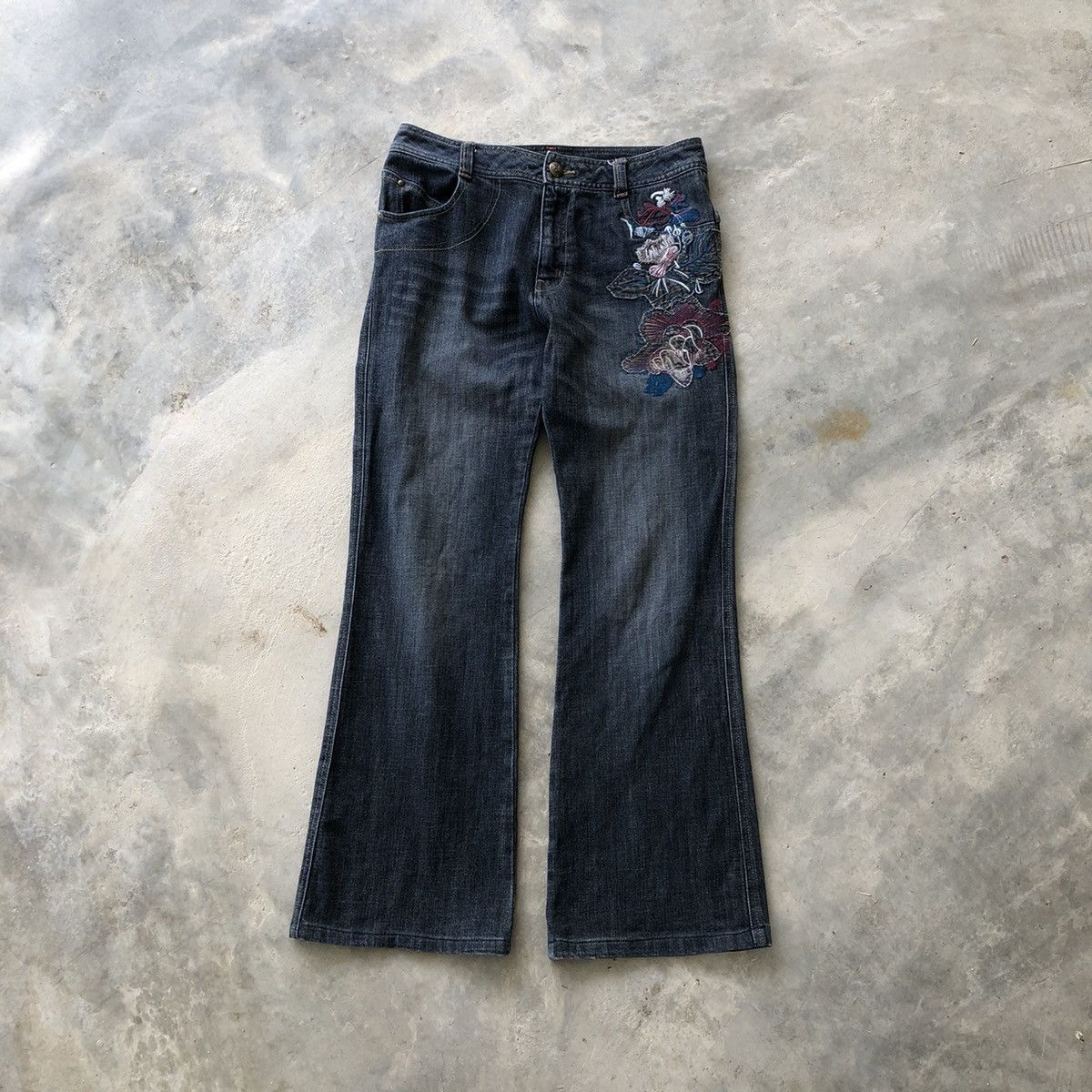Japanese Brand Flare CAROUGE Rare Embroidered Flower Design Jeans Size US 29 - 1 Thumbnail