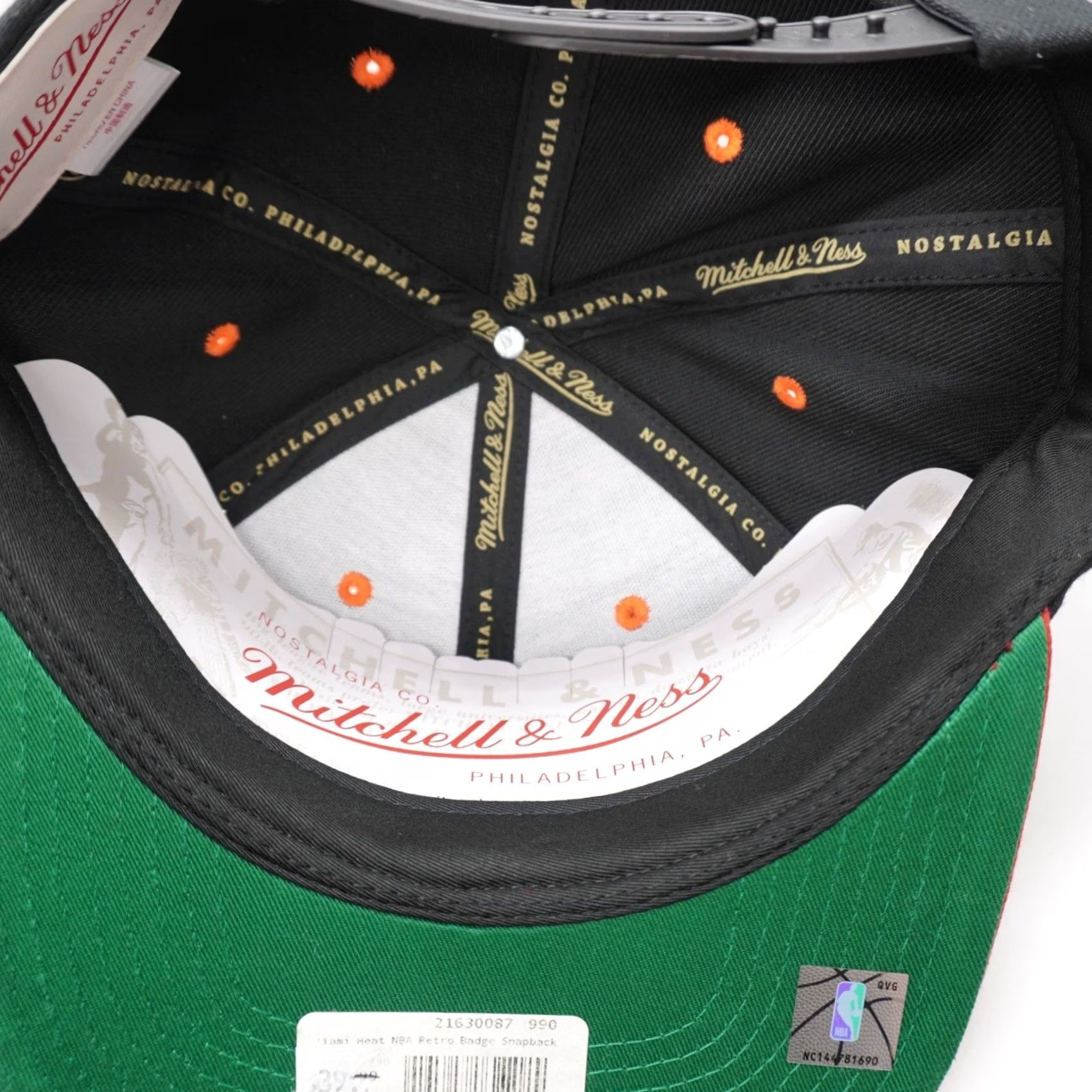 Mitchell & Ness VINTAGE Mitchell & Ness Hat Mens One Size Black Miami Heat Snapback OSFM Red Retro Badge NBA Cap Size ONE SIZE - 8 Thumbnail