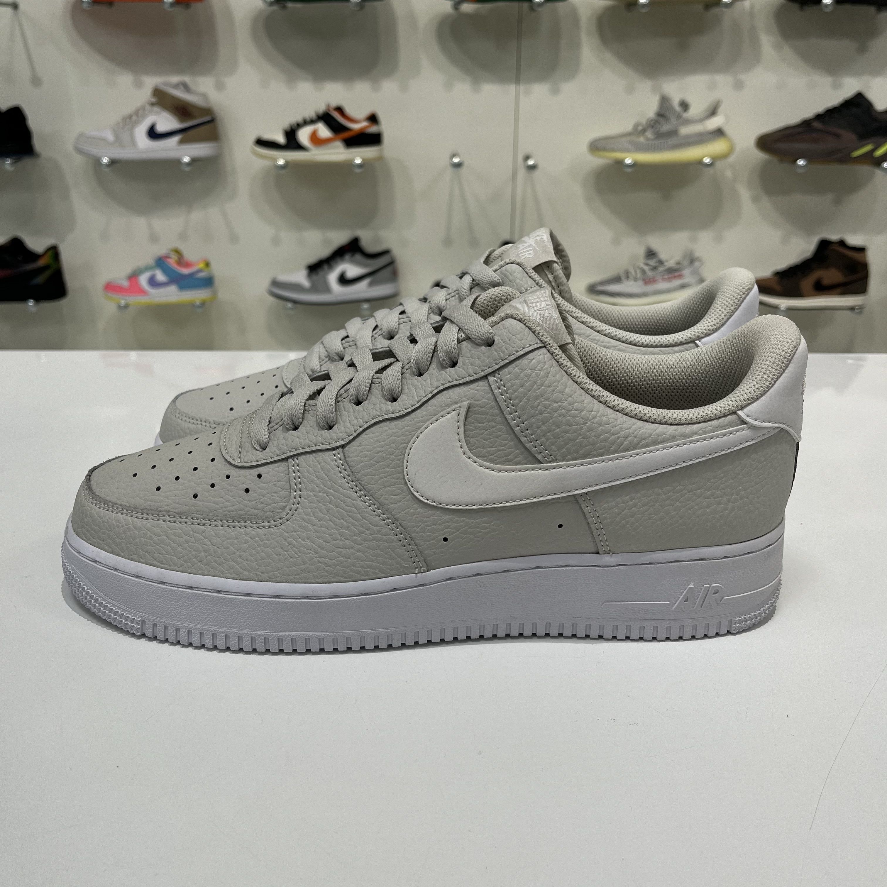 Nike Nike Air Force 1 Low Light Bone White Size US 10.5 / EU 43-44 - 2 Thumbnail