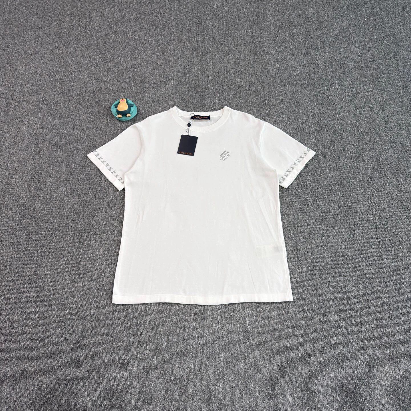 Louis Vuitton LV white cuffs all over print knit tee L near new Size US L / EU 52-54 / 3 - 1 Thumbnail