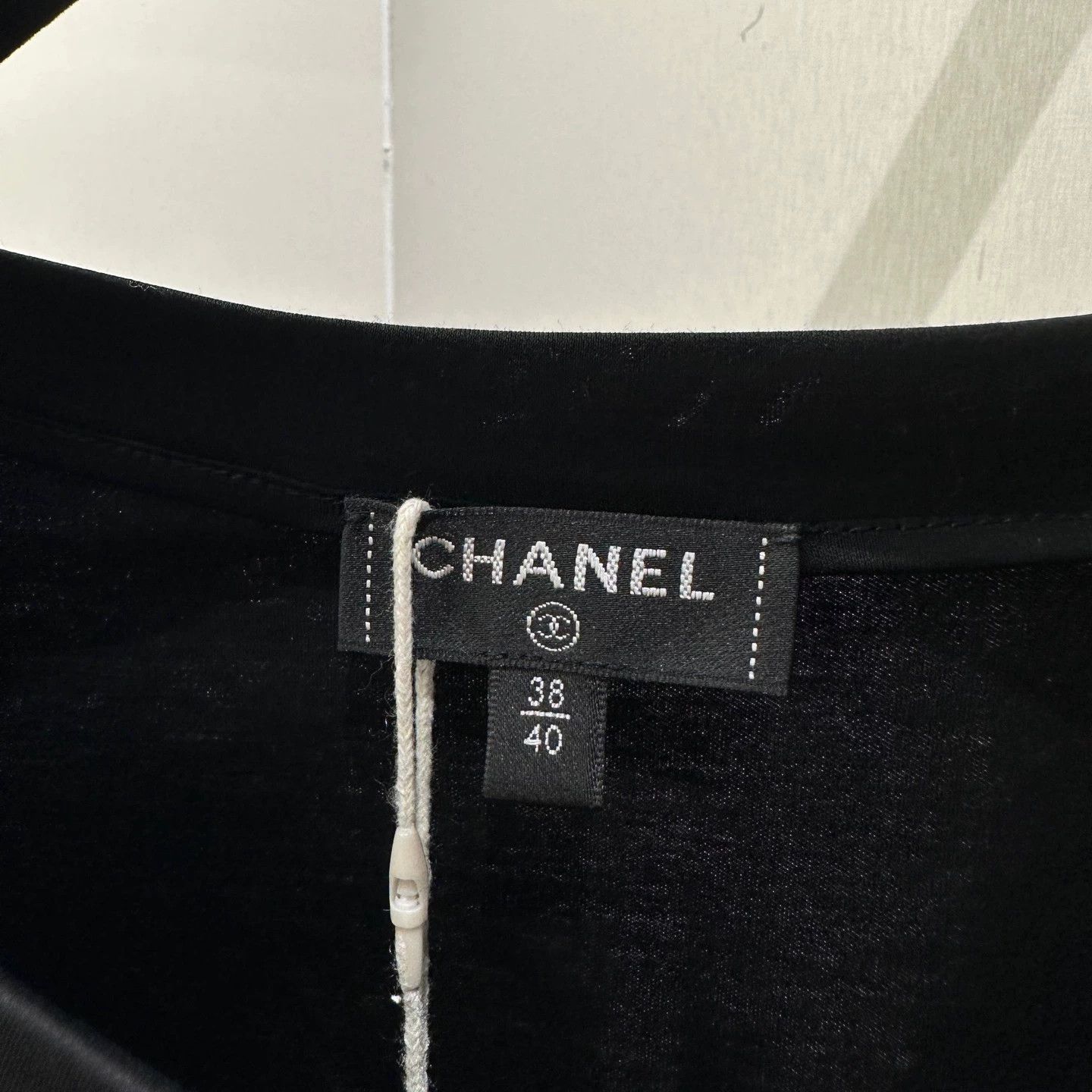 Chanel Chanel apr237 s/s tee medallion rhinestone logo cotton 38/40 Size S / US 4 / IT 40 - 3 Thumbnail