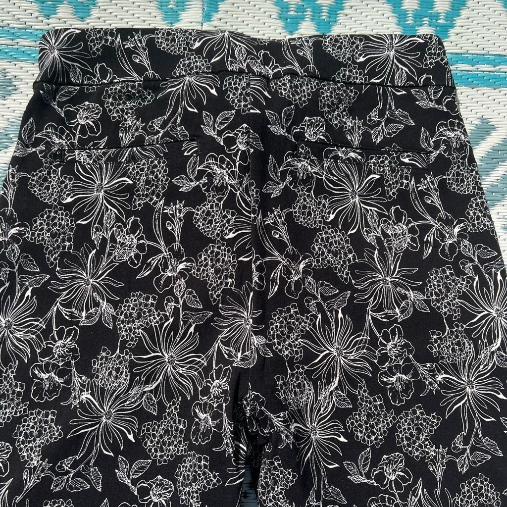 Kenzo Kenar, Black & White Floral Outline Stretchy Pull on Cropped Size 28" / US 6 / IT 42 - 11 Thumbnail