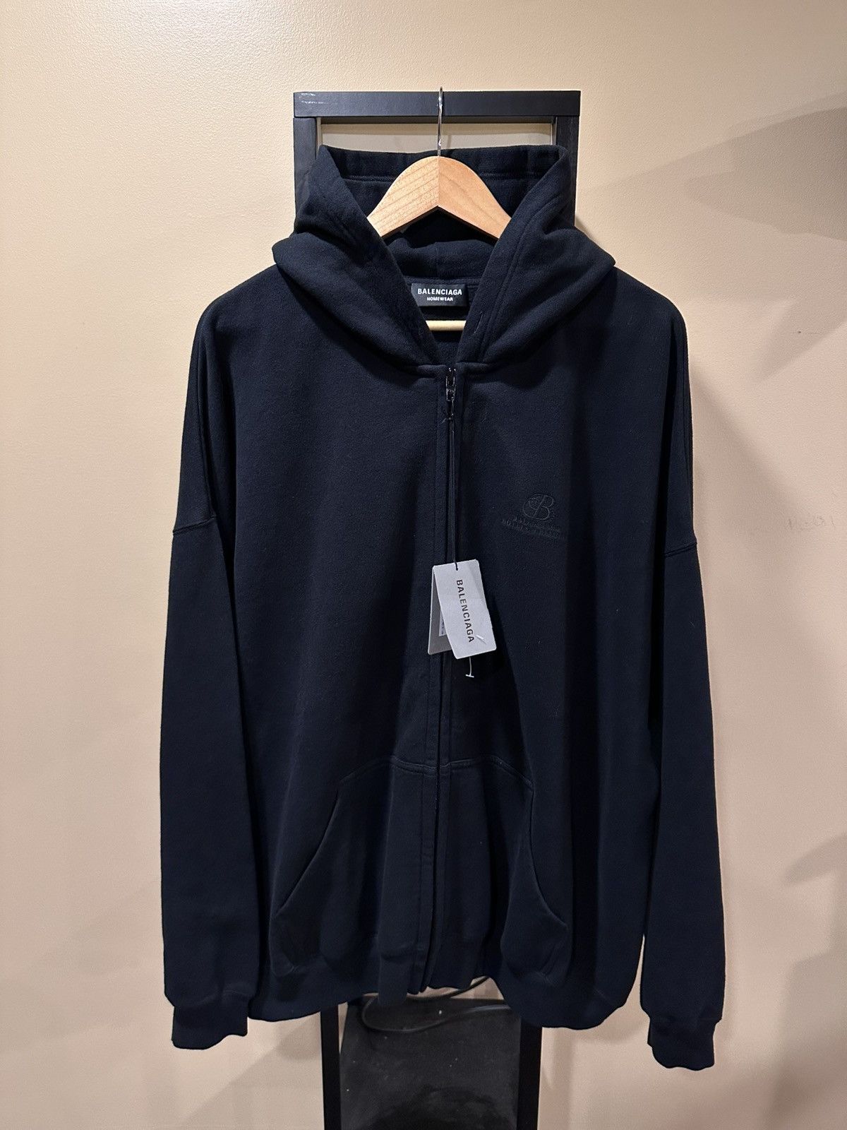 トップス BALENCIAGA RESORT OVERSIZED ZIP HOODIE 常田さんのこの黒のZIPフーディは BALENCIAGA RESORT OVERSIZED ZIP