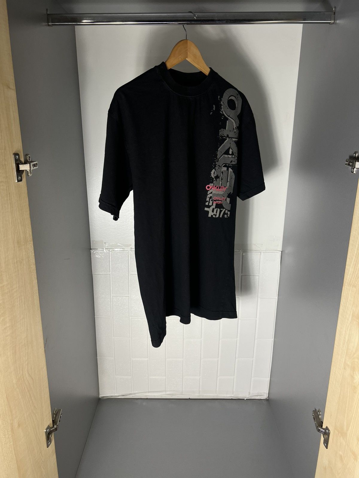 Oakley VINTAGE OAKLEY ART DESIGNER SURF T-SHIRT RETRO SK8 Y2K 90s Size US XL / EU 56 / 4 - 2 Thumbnail