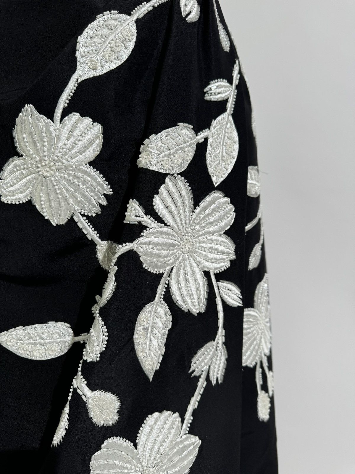 Carolina Herrera US 12 CAROLINA HERRERA Floral Embellished Wrap Silk Gown Size XL / US 12-14 / IT 48-50 - 9 Thumbnail
