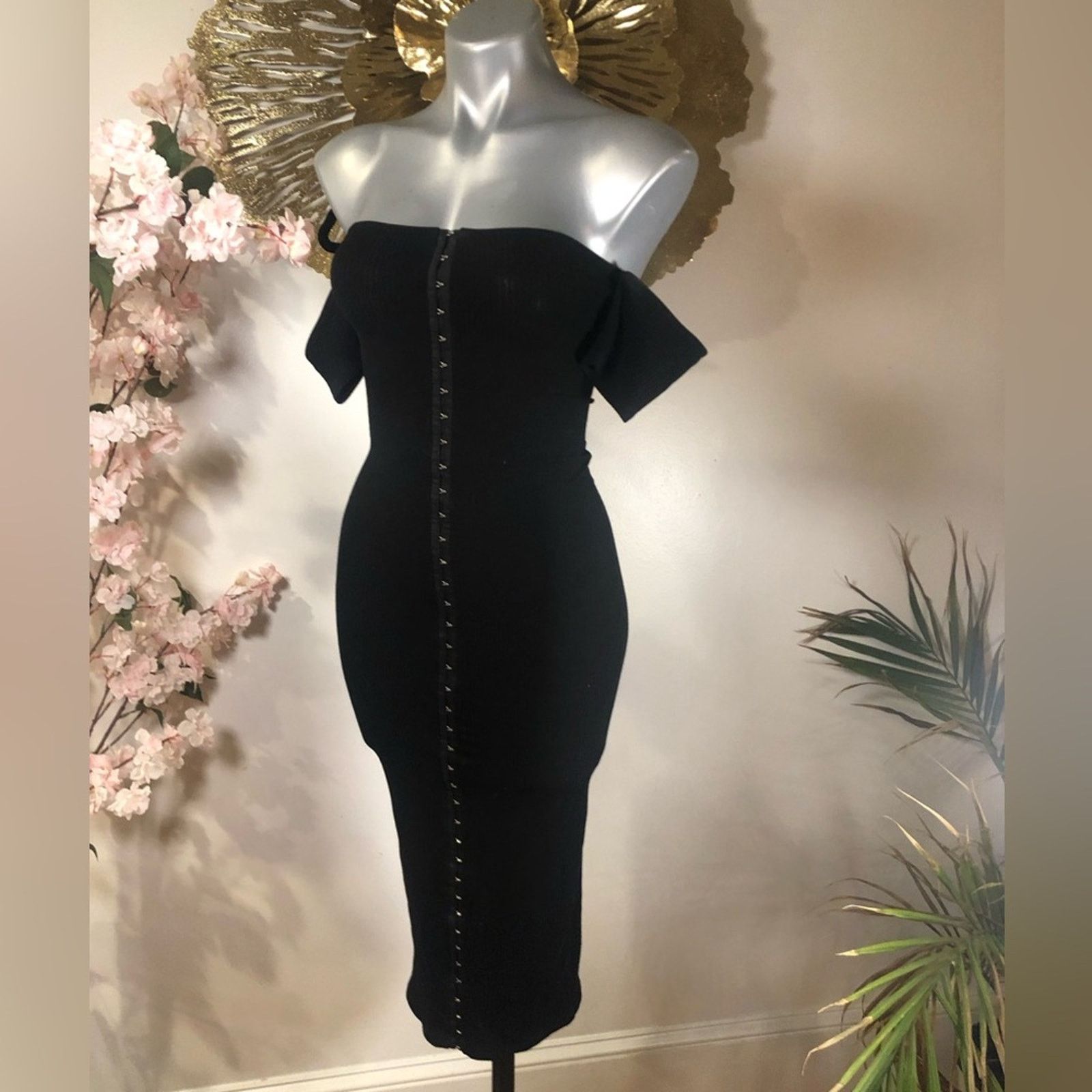 Reformation Reformation Dress Body con front clasp row design Size M / US 6-8 / IT 42-44 - 5 Thumbnail