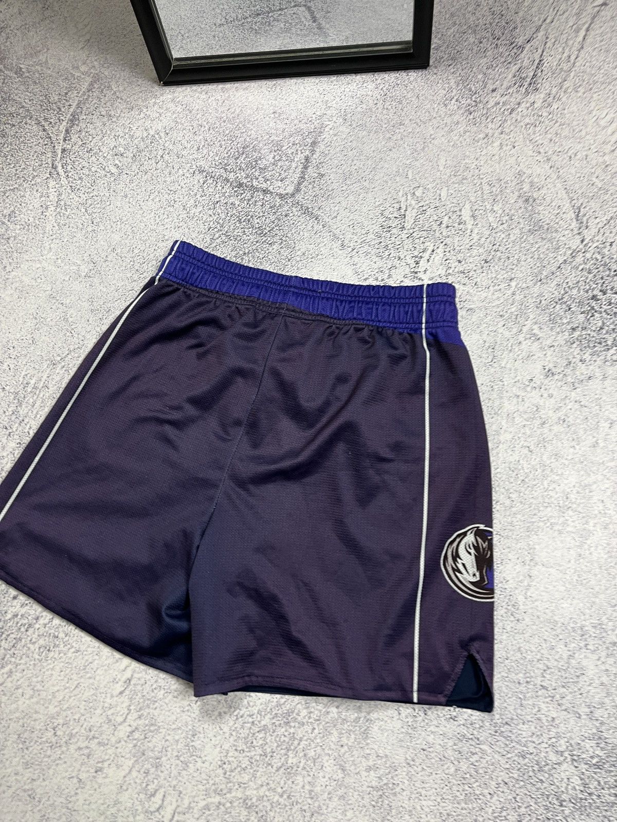 Champion × NBA × Vintage Vintage Dallas Mavericks 2004-10 Champion NBA Shorts Away Size US 32 / EU 48 - 7 Thumbnail