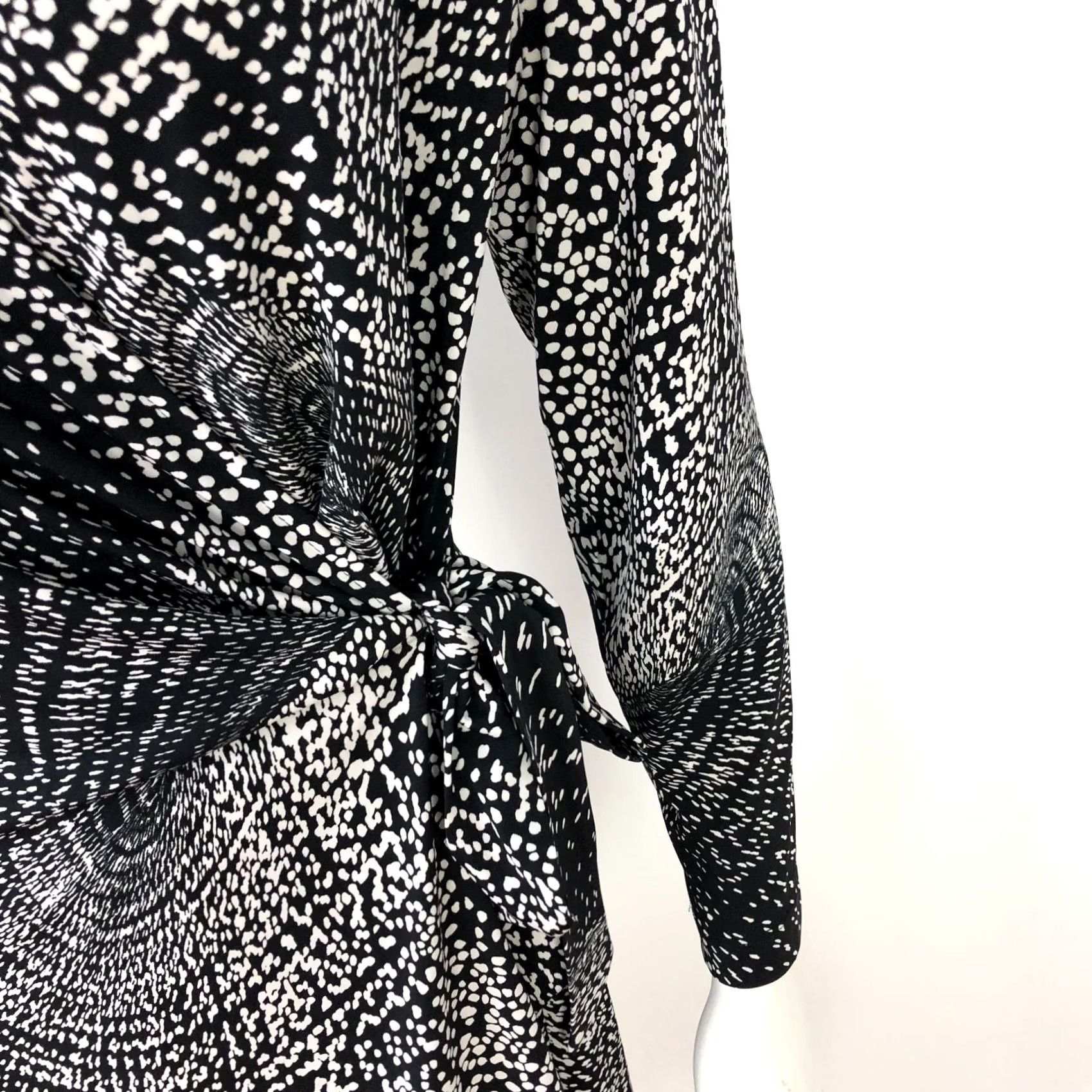 Bcbgmaxazria BCBGMAXAZRIA Dress V-Neck Faux Wrap Knee Length Black Ivory Womens L Sleeve Pullover Pattern All Over Print Casual Party/Cocktail Size L / US 10 / IT 46 - 2 Thumbnail