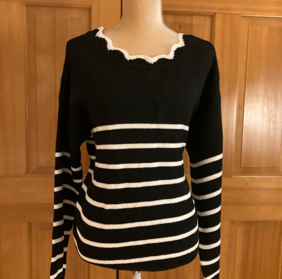 Designer × Other NWT, Lavishly Paris Scallop Trim Bowknot Back Sweater Size M / US 6-8 / IT 42-44 - 8 Thumbnail