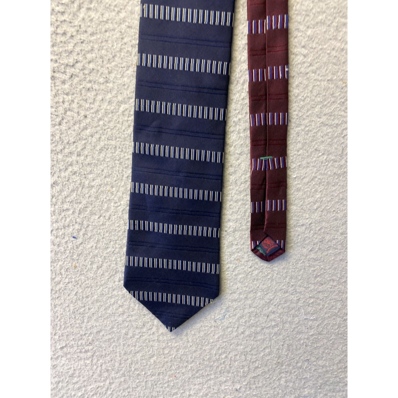 Tommy Hilfiger VINTAGE Tommy Hilfiger Men's Silk Blend Geometric Navy Tie One Size Formal Business Size ONE SIZE - 2 Thumbnail