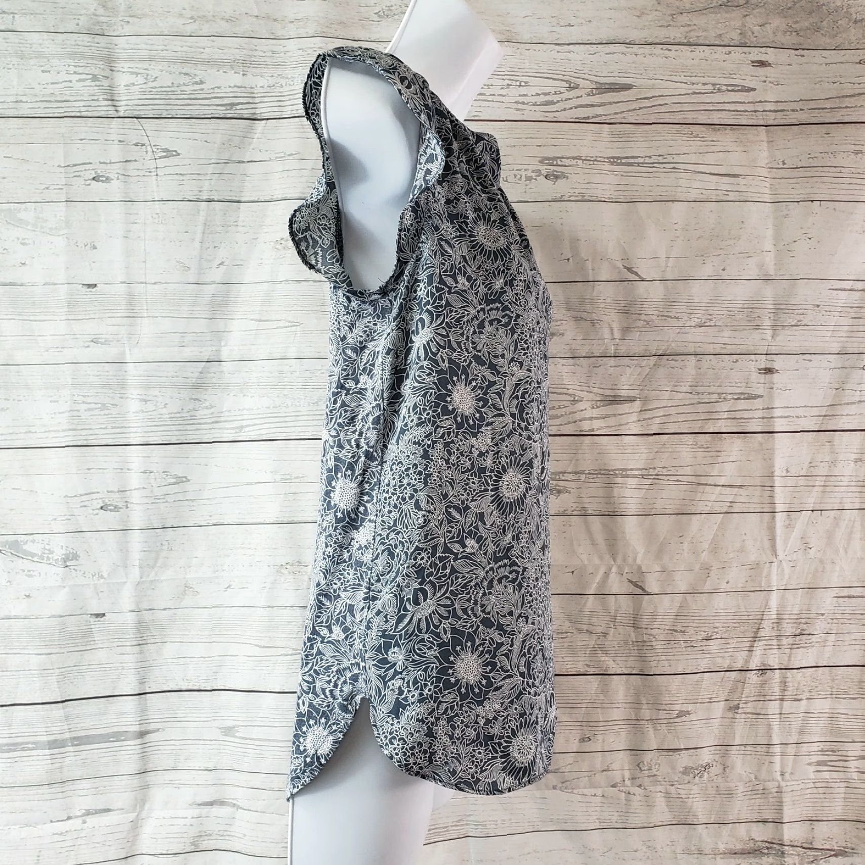 Ann Taylor Ann Taylor LOFT Womens Top Blouse Sleeveless Rayon Floral Gray Blue XS PXS Petite XS Woman Girls? Size XS / US 0-2 / IT 36-38 - 3 Thumbnail