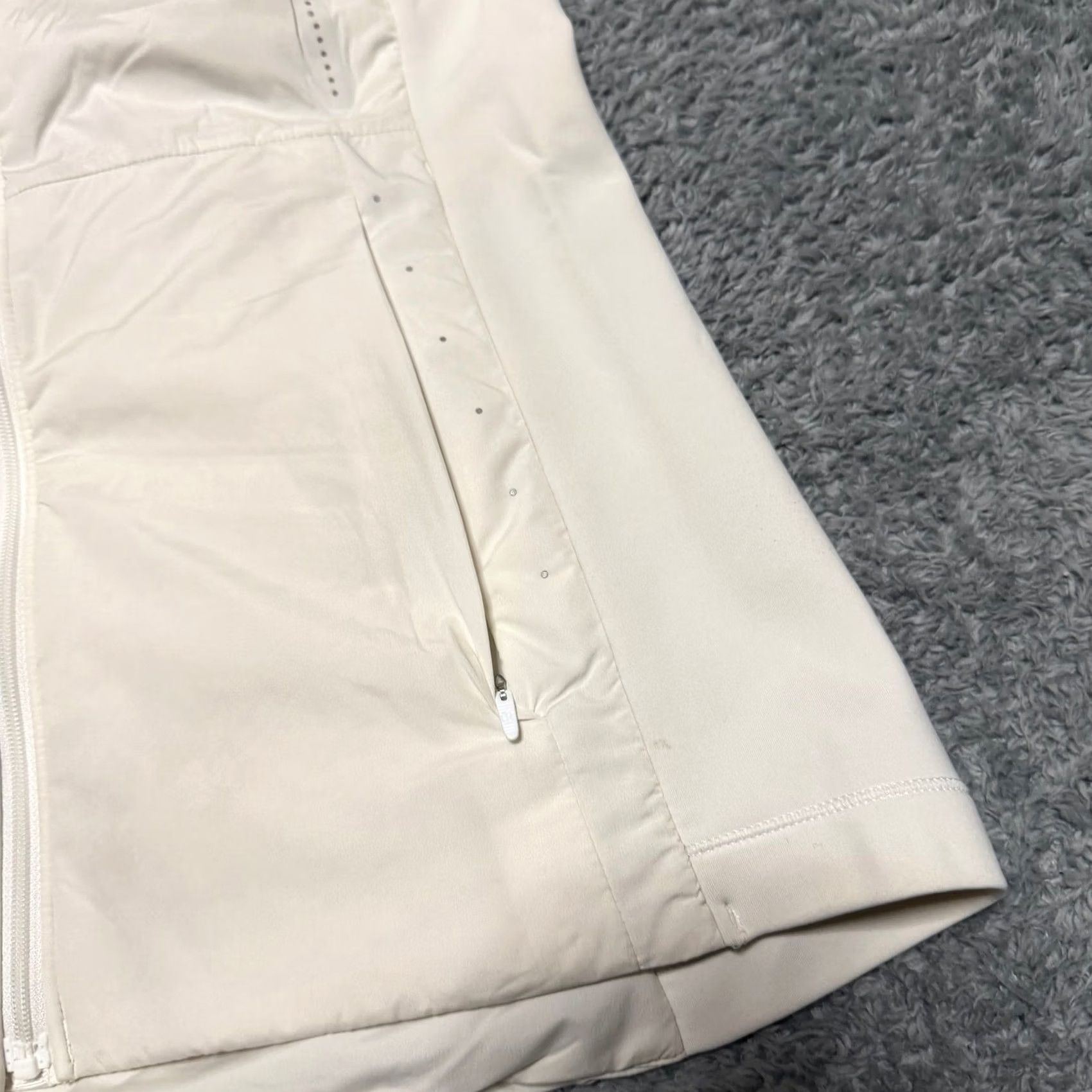 Lululemon Lululemon Vest Womens 6 White Run For The Cold Insulated Running Pockets Size M / US 6-8 / IT 42-44 - 2 Thumbnail