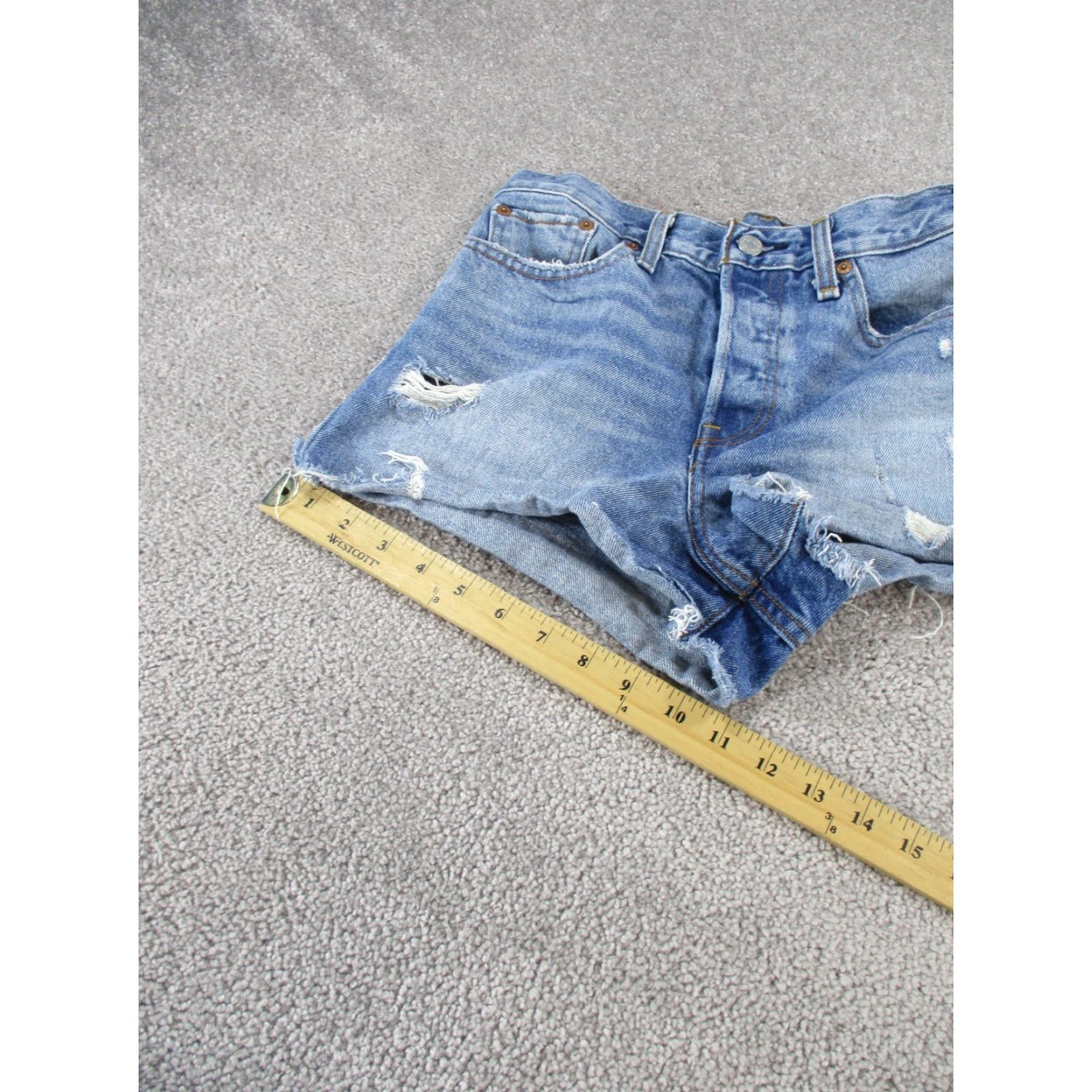Levi's VINTAGE Levi's Shorts Womens 28 Blue Light Wash Denim Cut-Offs Ripped 90s Classic Size 28" / US 6 / IT 42 - 4 Thumbnail