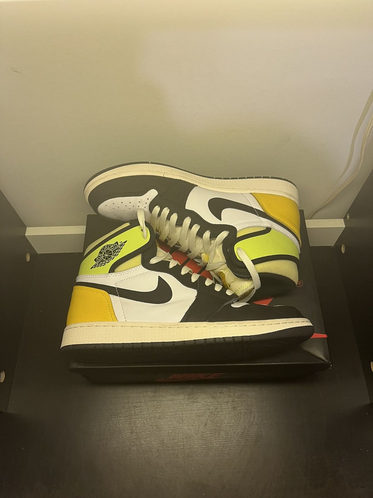 Jordan Brand Air Jordan 1 Retro High Volt Men’s 9 555088-118 Size US 9 / EU 42 - 3 Thumbnail