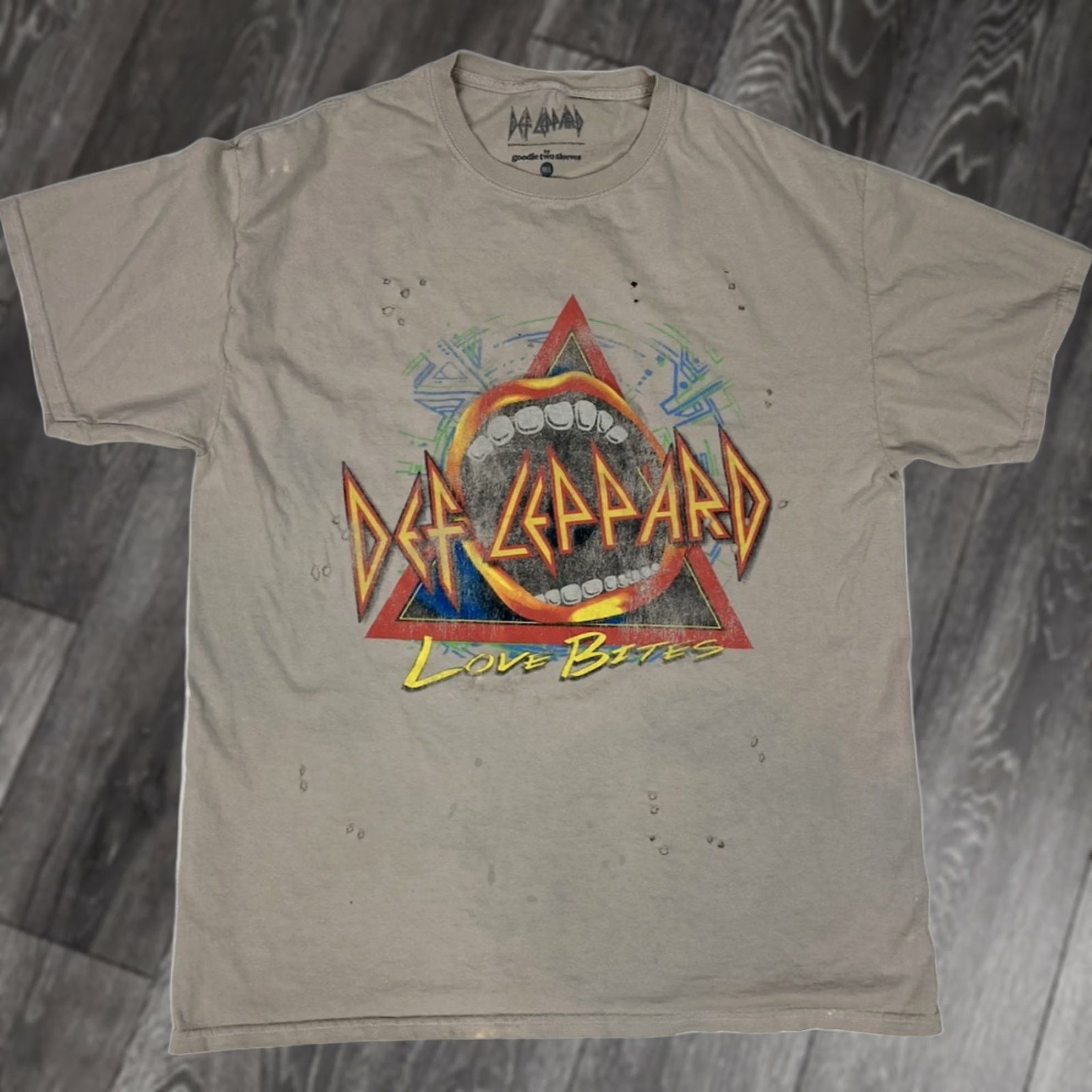 Vintage VINTAGE Def Leppard Love Bites Graphic T-shirt Women L Beige Distressed Music Shirt Size L / US 10 / IT 46 - 1 Thumbnail