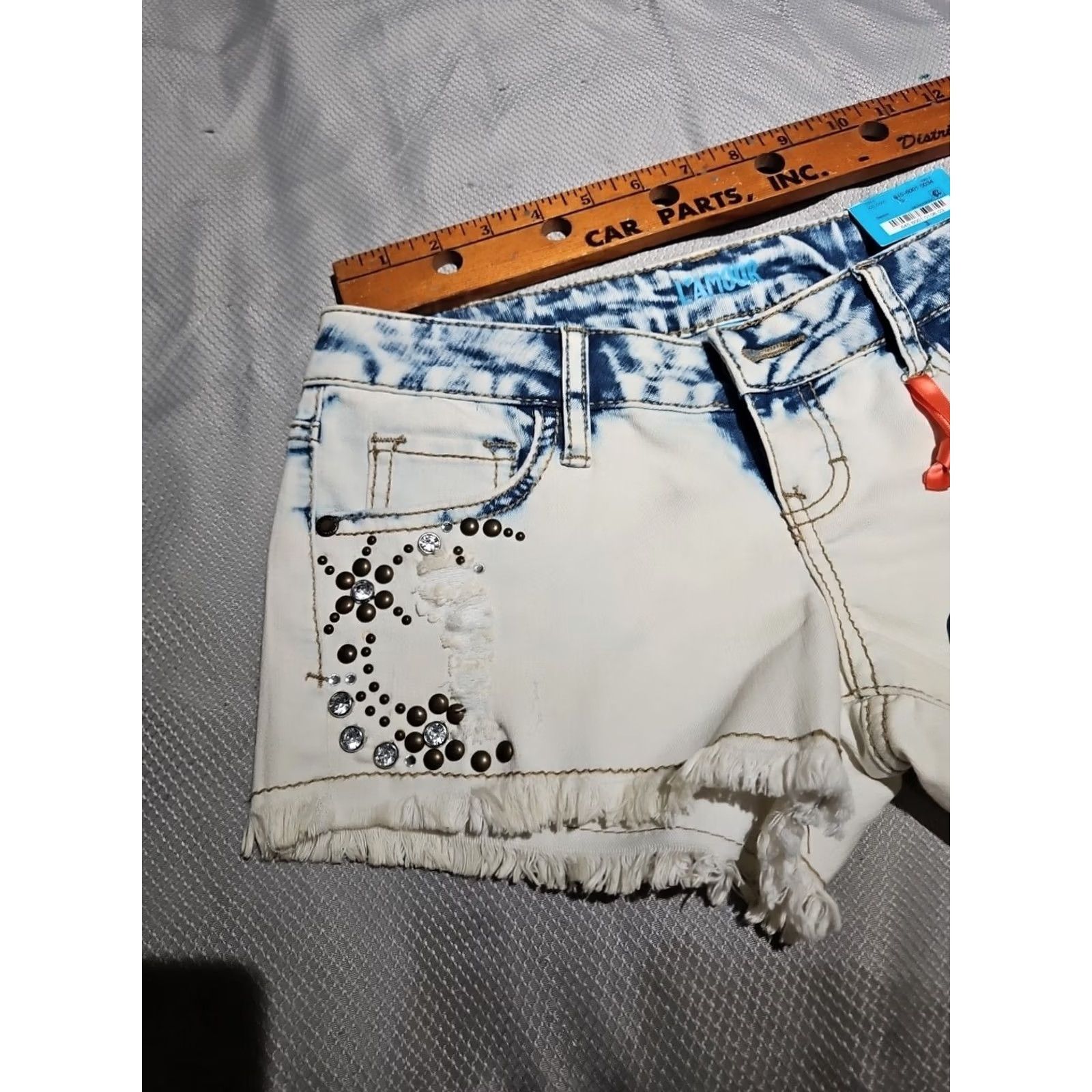 Nanette Lepore Nanette Lepore Shorts Womens 3 Size White Blue Acid Jean Embroidered Frayed Hem Size 26" / US 2 / IT 38 - 2 Thumbnail