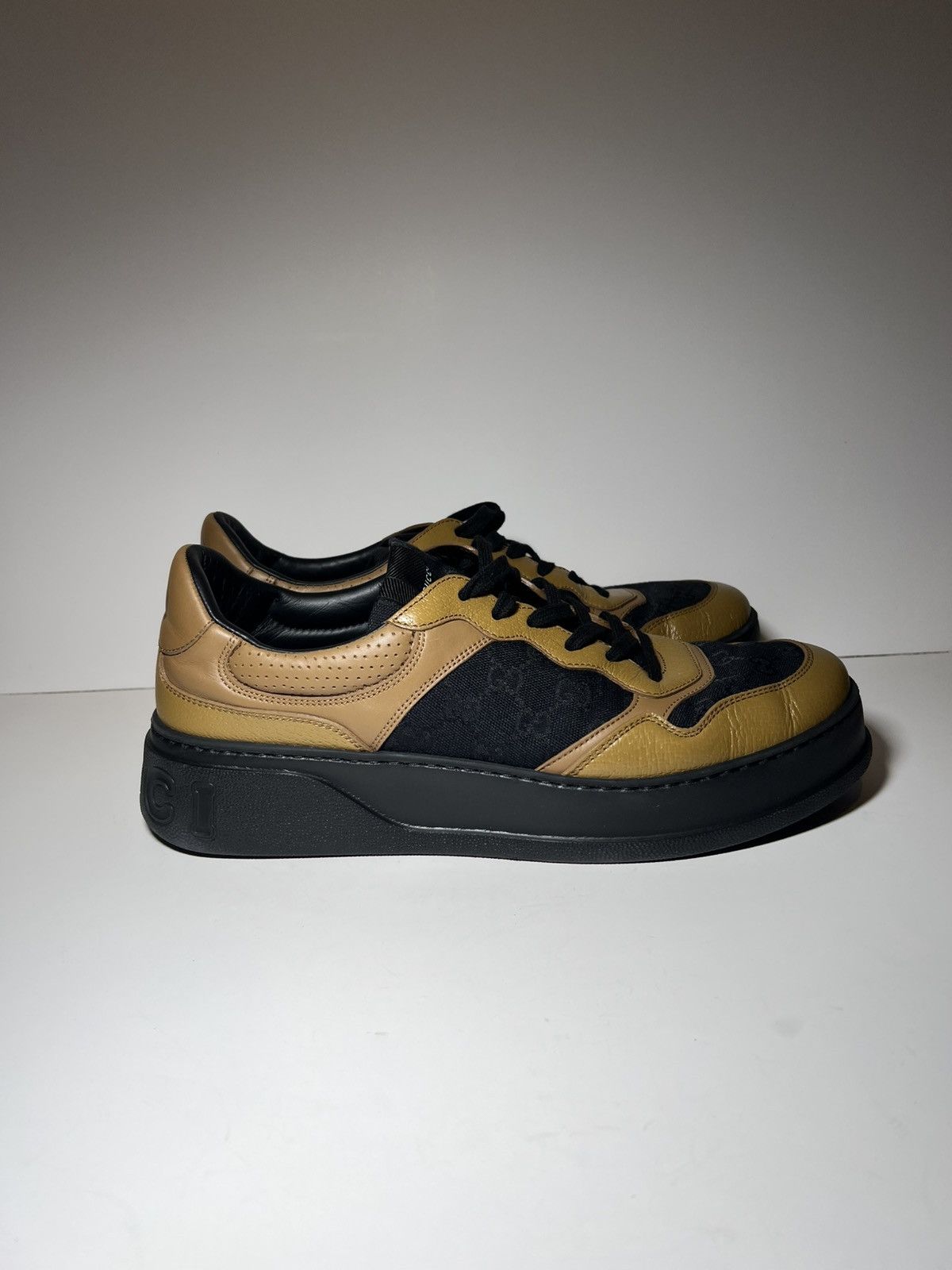 Gucci Gucci GG Supreme Embossed Chunk Low Camel and black leather Size US 13 / EU 46 - 2 Thumbnail