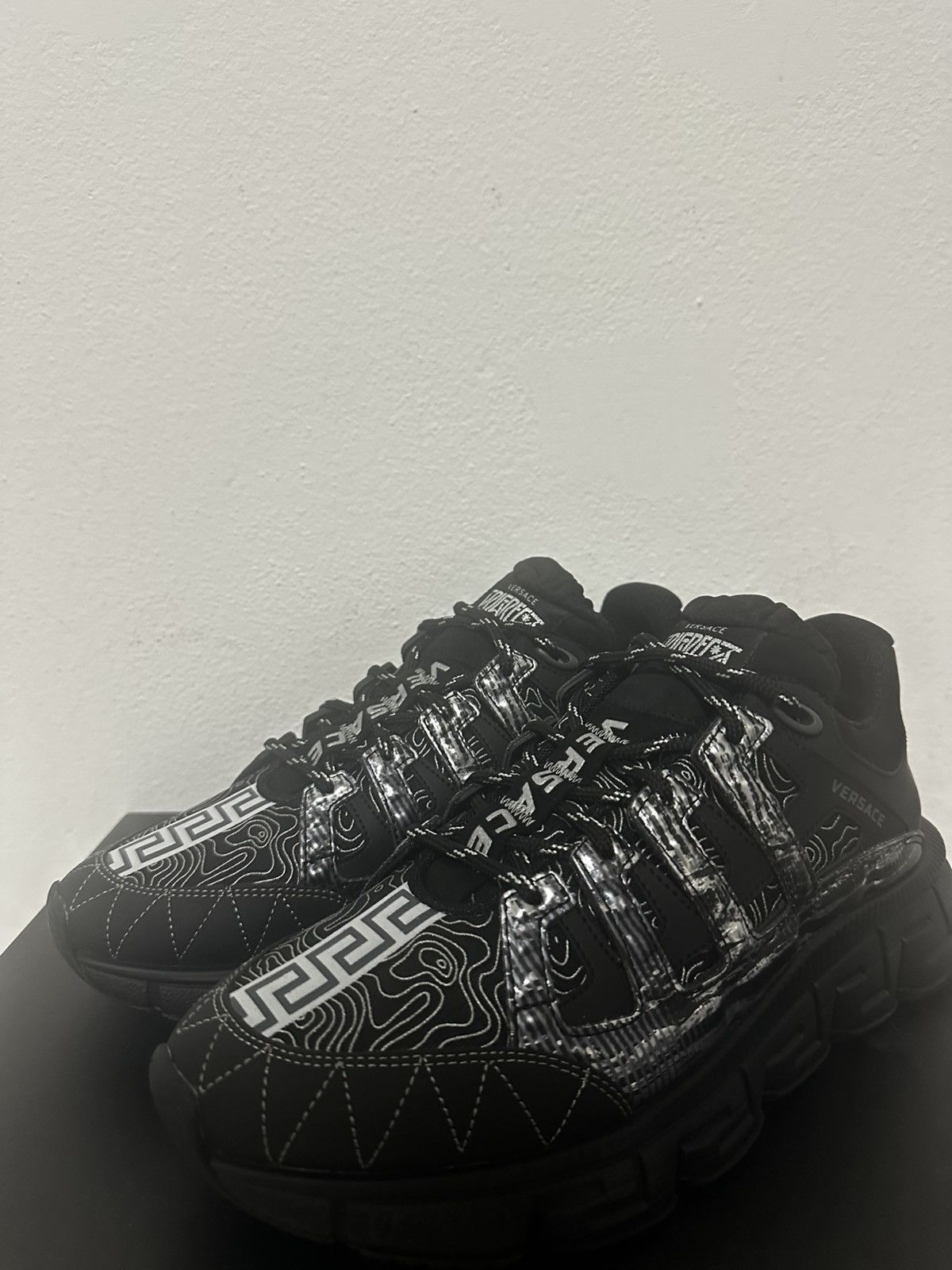 Versace Versace Trigreca Sneakers Size US 9 / EU 42 - 2 Thumbnail