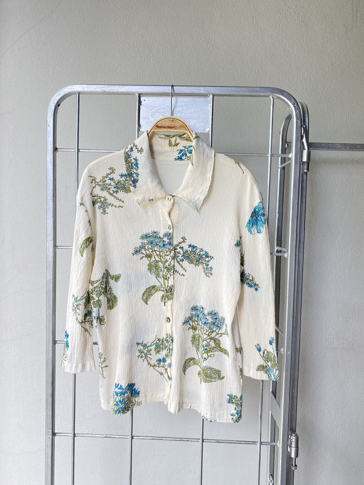 image of Tsumori Chisato Floral Print Pleated Shirt in White, Men's (Size Small)