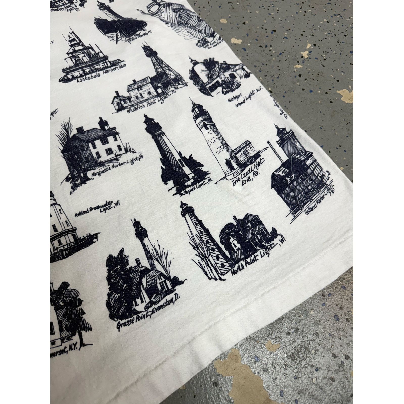 Fruit Of The Loom Vintage 90s lighthouse tee all over print Size US L / EU 52-54 / 3 - 6 Thumbnail