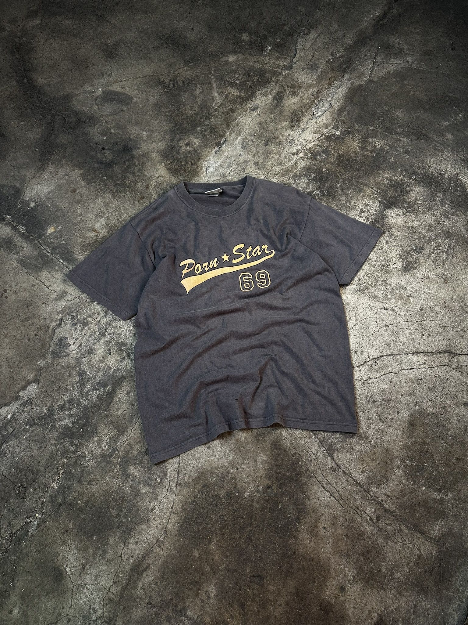 Hook-Ups 00s Vintage Pornstar 69 Logo Spellout Skate T-shirt Size US M / EU 48-50 / 2 - 1 Thumbnail
