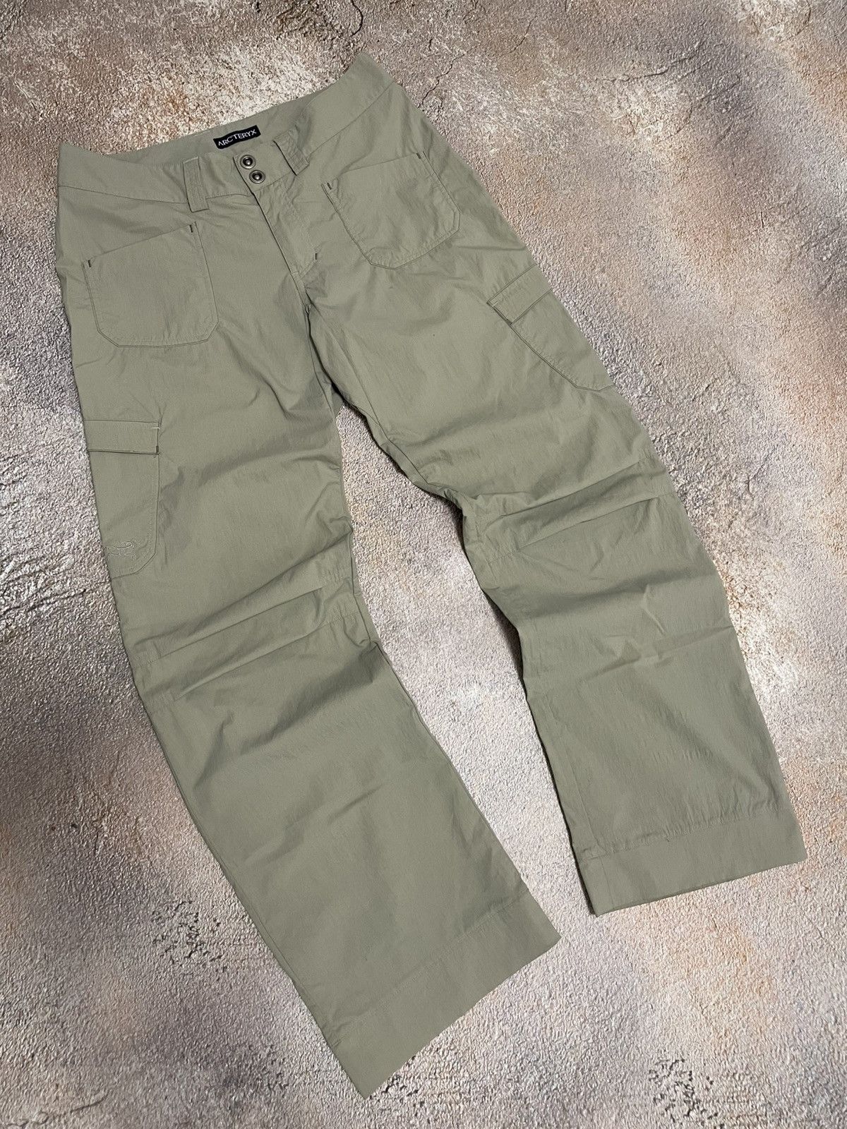 Arc'teryx Arc'teryx Small Logo Nylon Light Cargo Pants Size 28" / US 6 / IT 42 - 1 Thumbnail