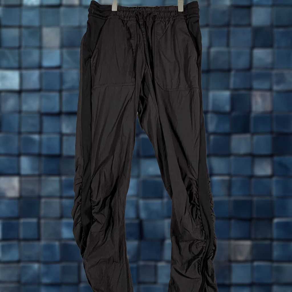 Lululemon Lululemon Pants Womens 4 Black Jogger Ruched Leg Elastic Waist Athleisure Lounge Jogger Pants Slim Tapered Leg Womens 4 Black Size 27" / US 4 / IT 40 - 1 Thumbnail