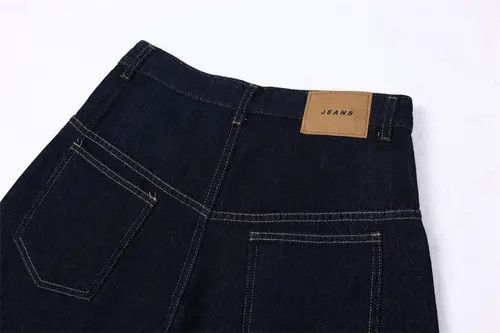 Jean Men's straight-leg contrast-color cuffed denim shorts Size US 32 / EU 48 - 4 Thumbnail
