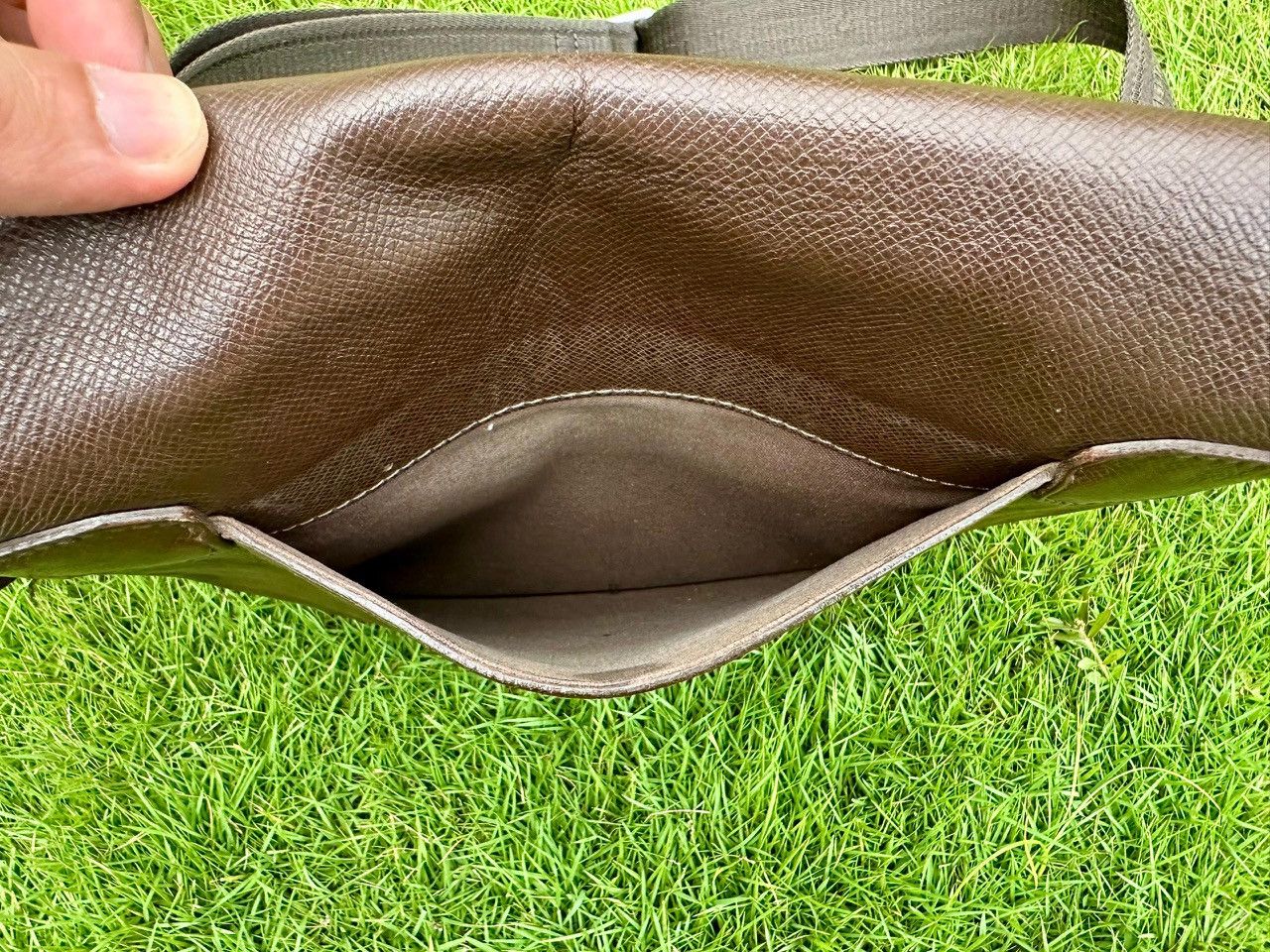 Louis Vuitton Authentic Louis Vuitton Grizzli Taiga Roman PM Messenger Size ONE SIZE - 10 Thumbnail