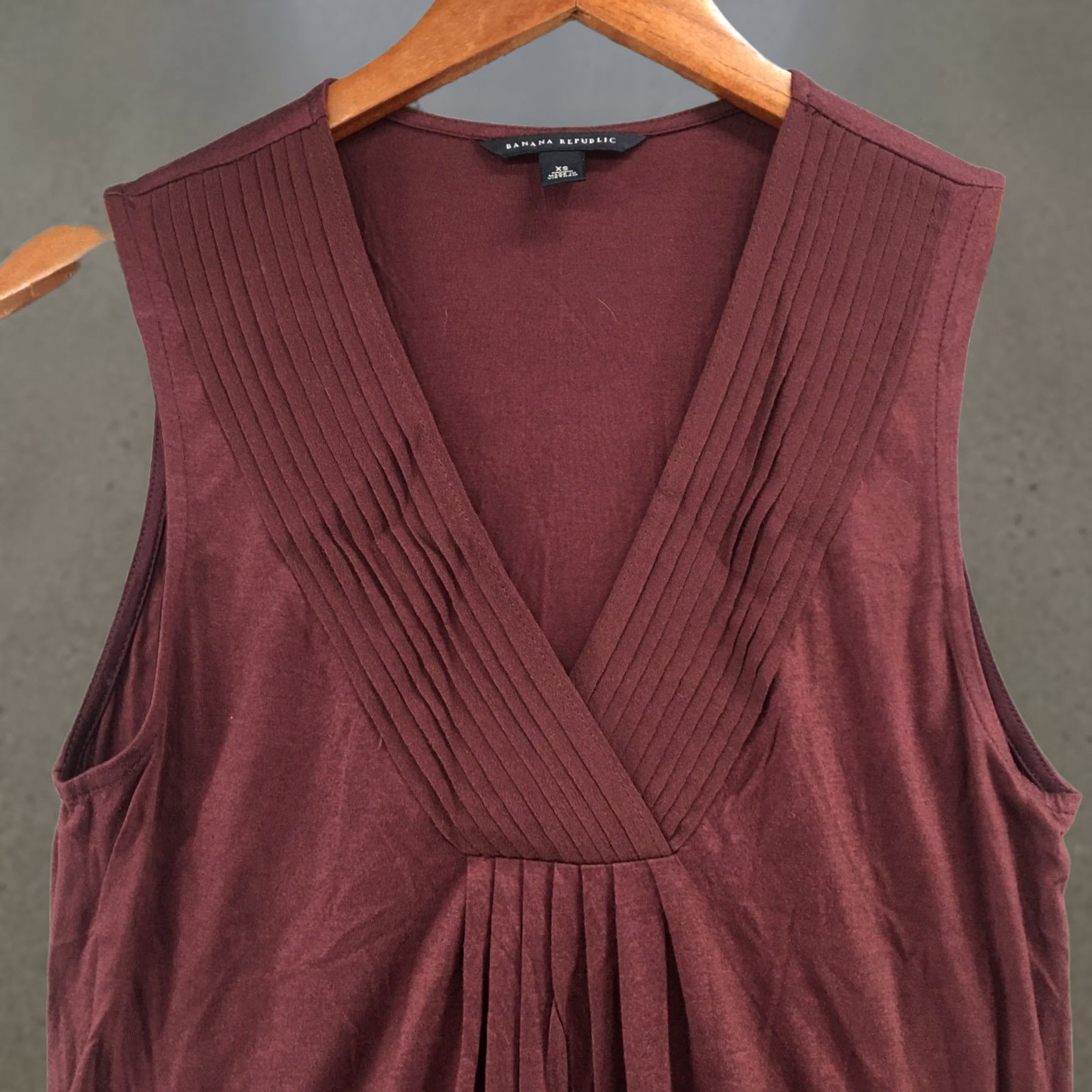 Banana Republic Banana Republic Blouse Shirt Tunic Womens XS Burgundy Sleeveless V-Neck Pleated Front Size XS / US 0-2 / IT 36-38 - 1 Thumbnail