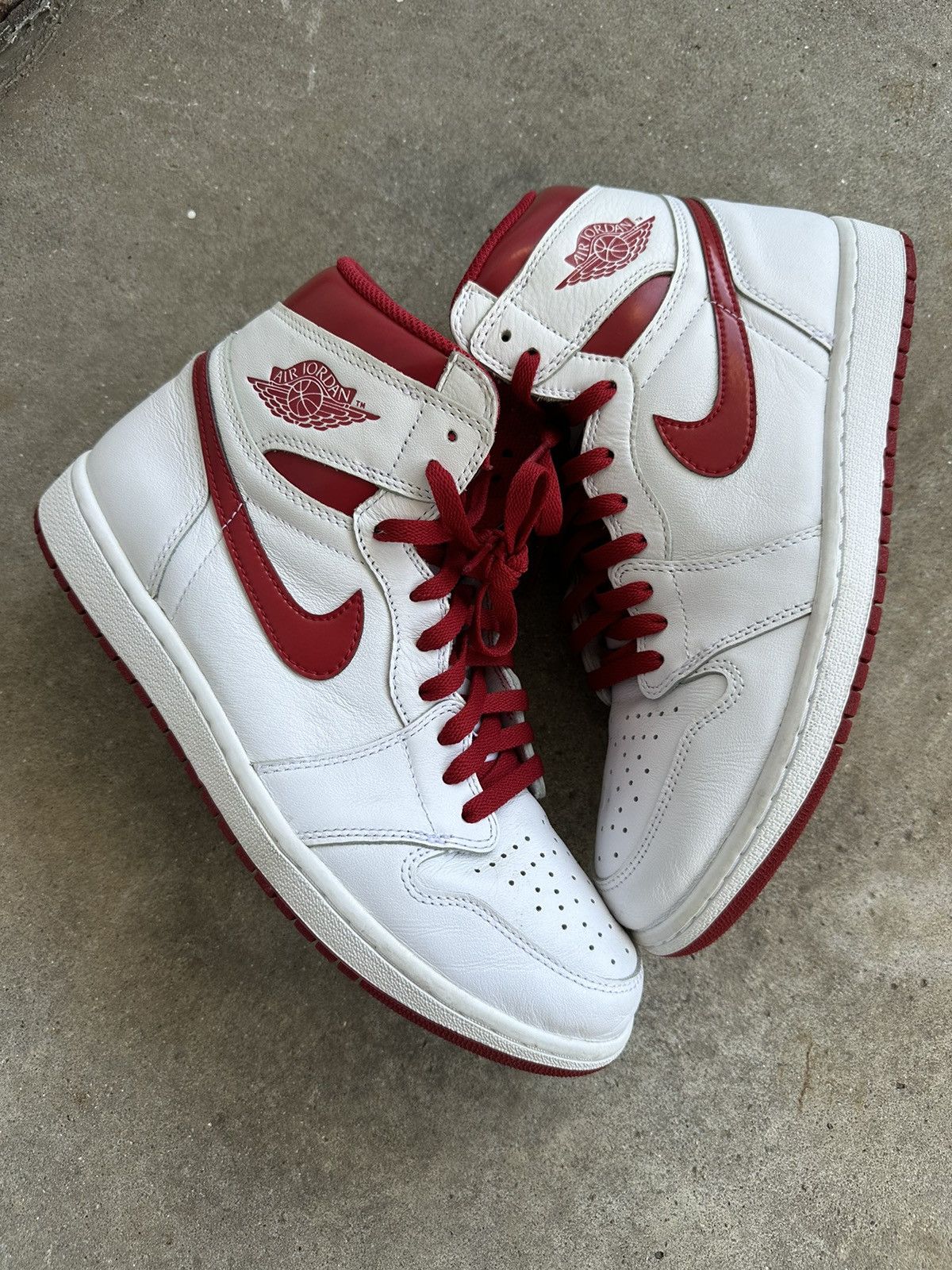 Jordan Brand Nike Air Jordan 1 Retro High OG Metallic Red size 11 Size US 11 / EU 44 - 1 Thumbnail