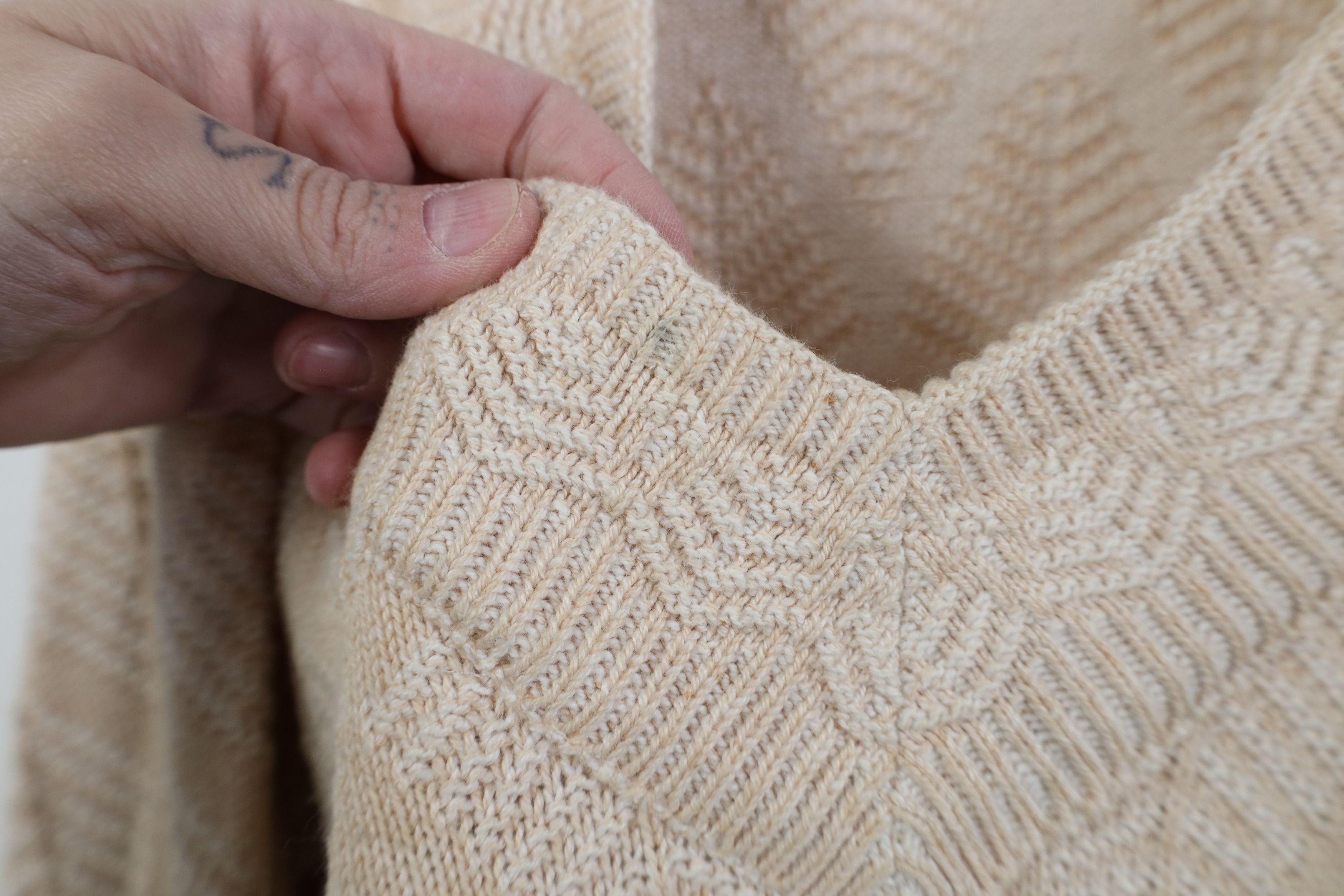 Vintage Vintage 90s Dapper Tree Knit V-Neck Sweater Beige USA Size US M / EU 48-50 / 2 - 4 Thumbnail