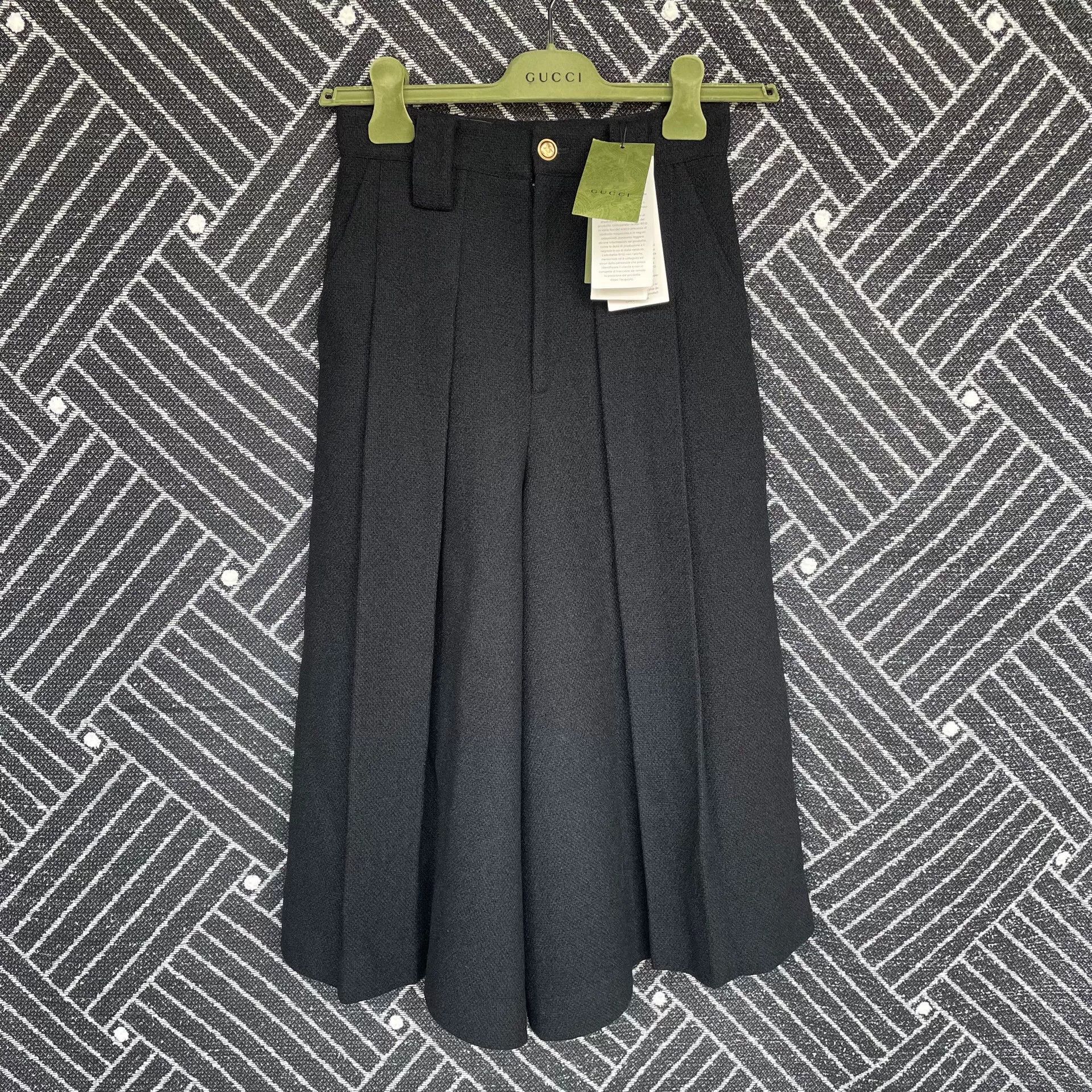 Gucci Black Pleated Casual Long Skirt by GUCCI Size 36" / US 14 / IT 50 - 1 Thumbnail