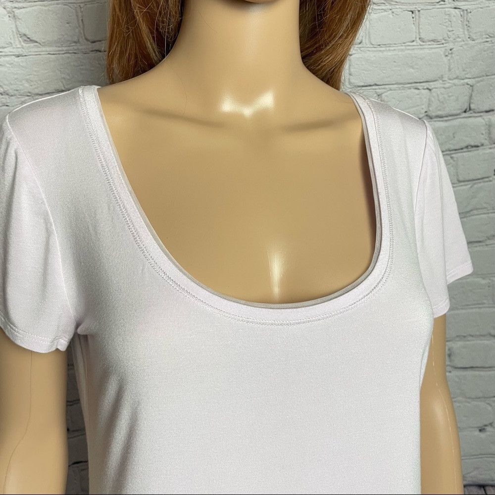 White House Black Market New White House Black Market Lilac Scoop Neck Rayon Tee Siz Size M / US 6-8 / IT 42-44 - 3 Thumbnail