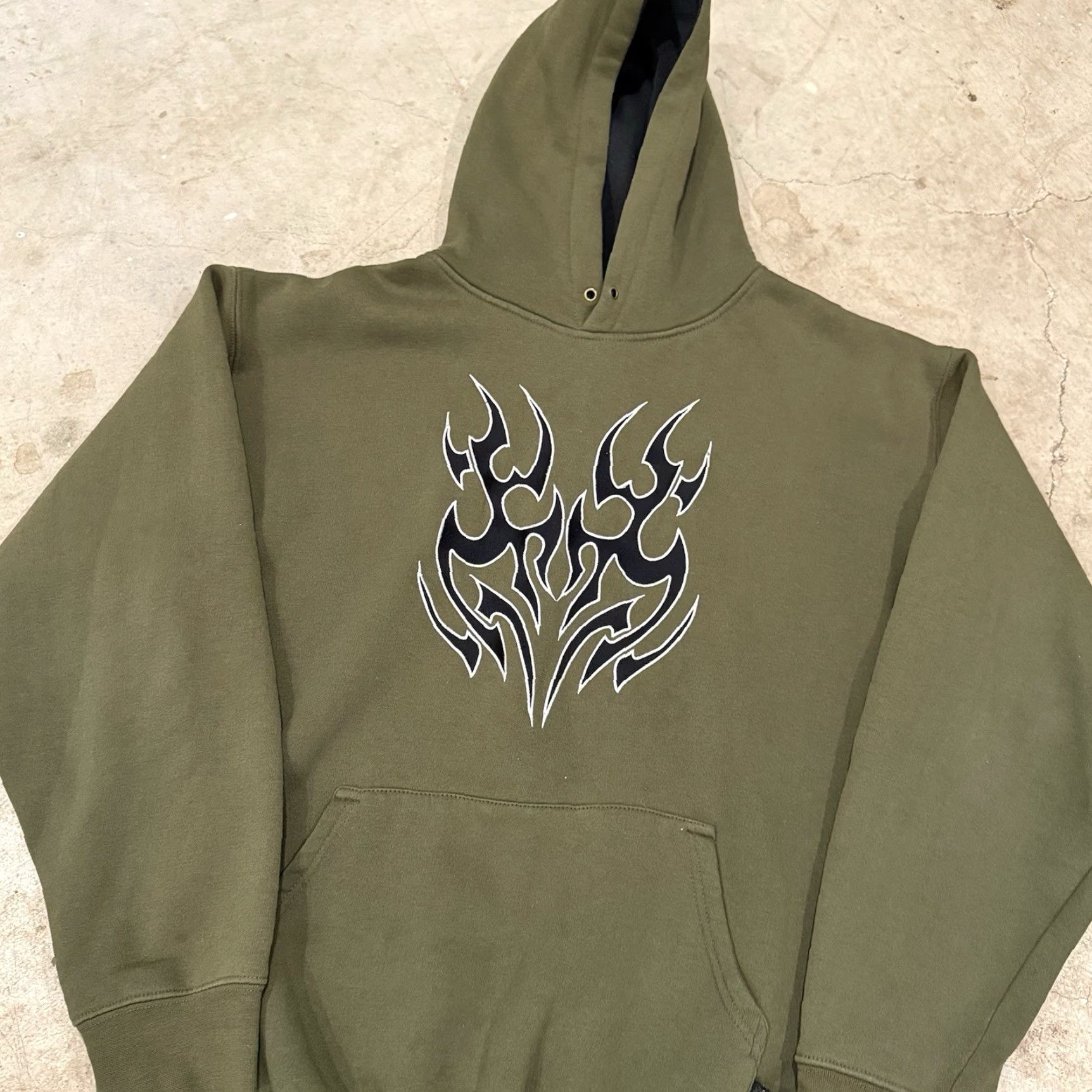 Olive VINTAGE Sapphire Lounge Hoodie Men L Olive Green Embroidered Tribal Flame Graphic Print Pullover Size US L / EU 52-54 / 3 - 4 Thumbnail