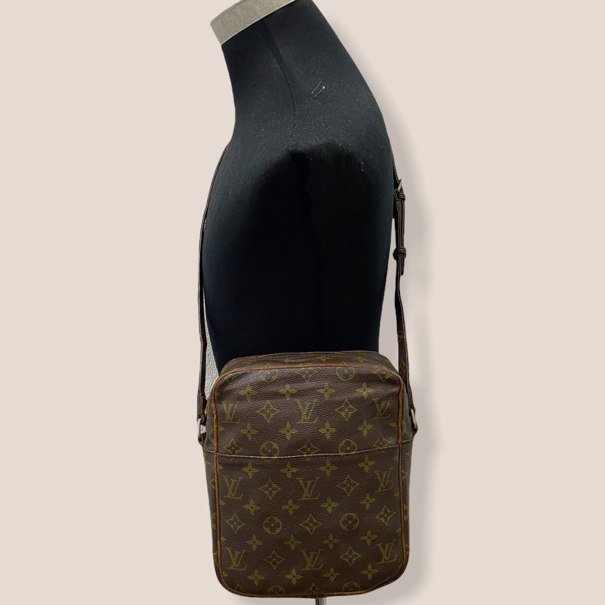 Louis Vuitton ‼️YES‼️ LOUIS VUITTON DANUBE GM SLING BAG ECLAIR ZIPPER Size ONE SIZE - 1 Thumbnail