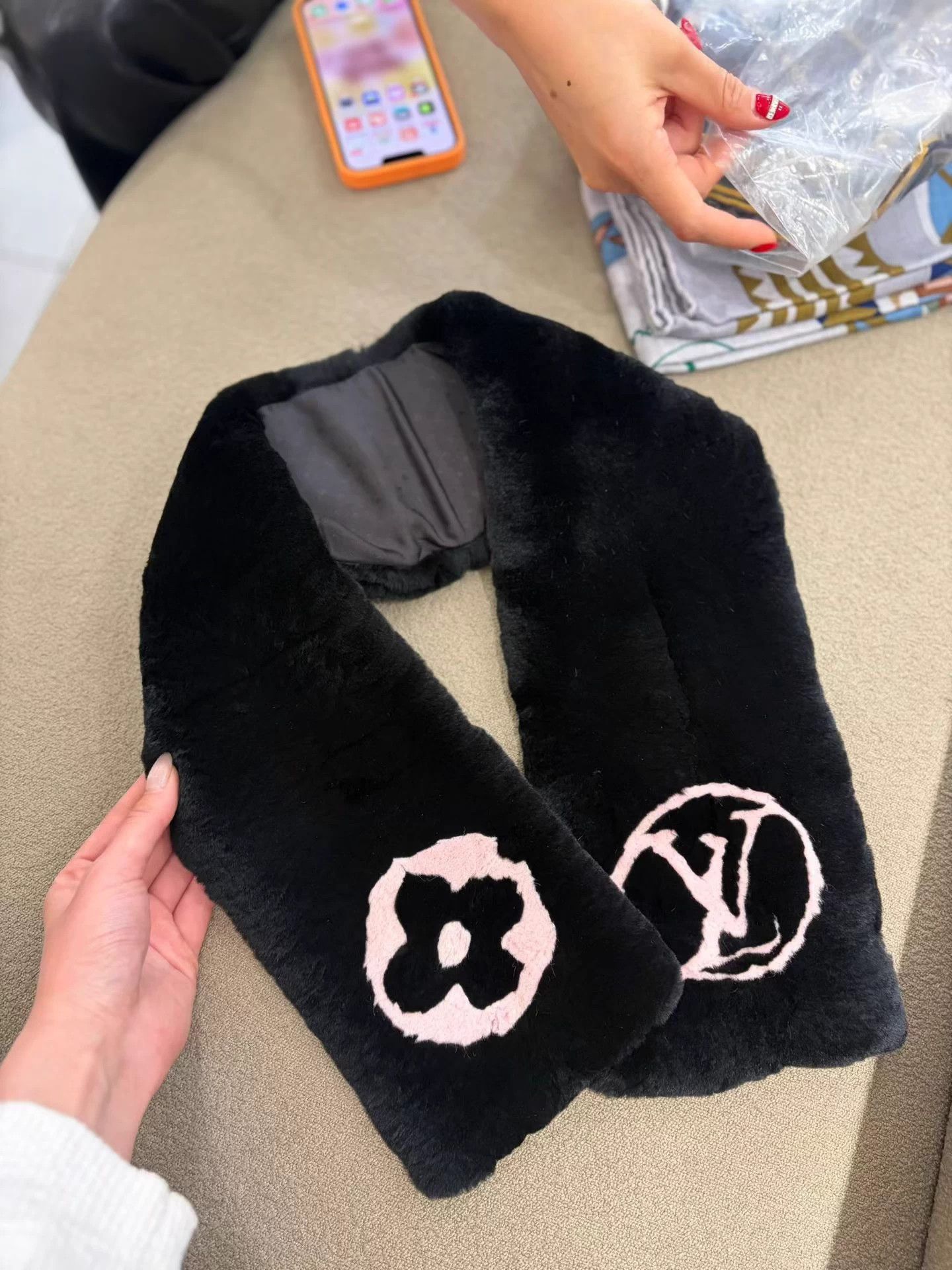 Louis Vuitton LV black rabbit fur logo scarf deadstock Size ONE SIZE - 2 Thumbnail