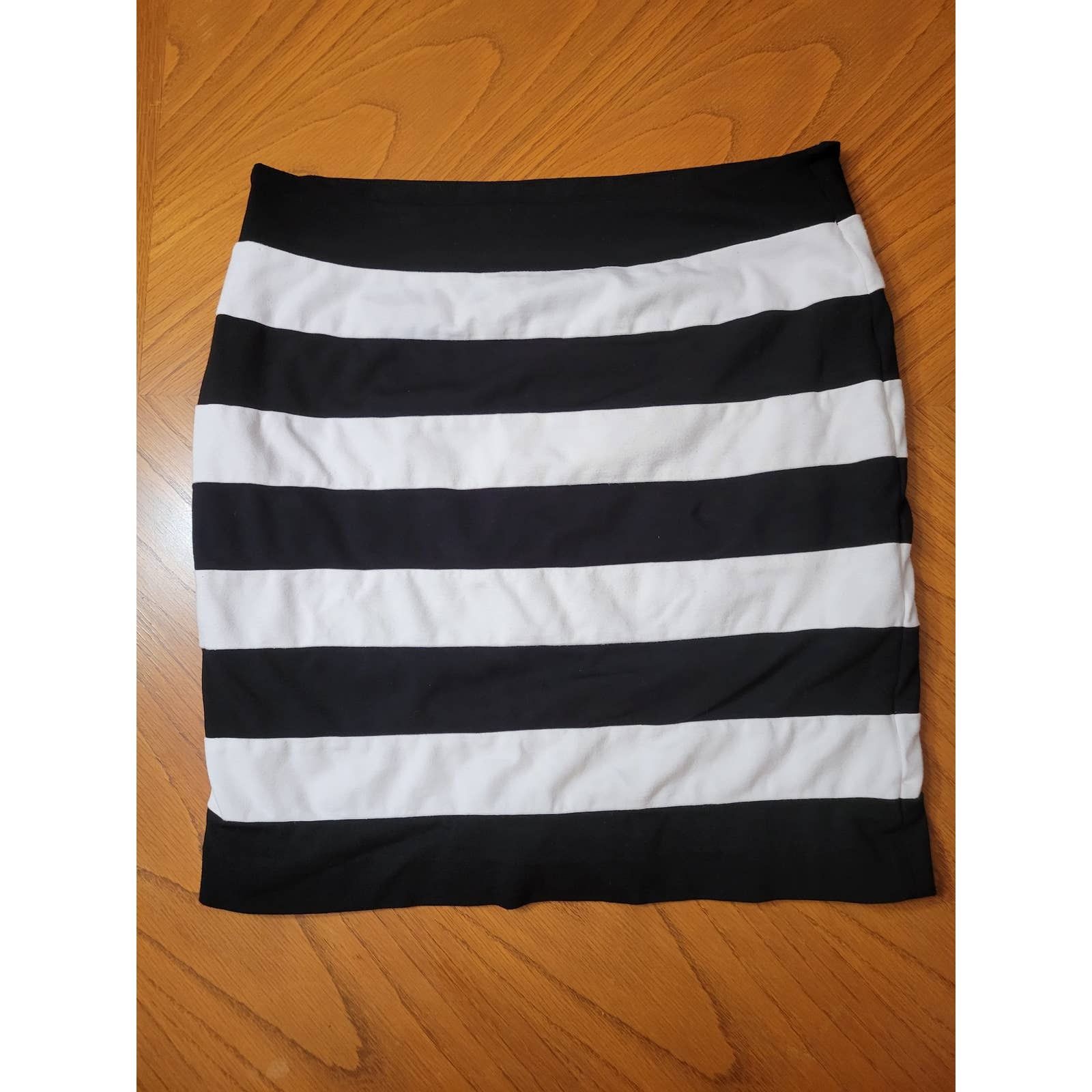 White House Black Market White House Black Market Knee Length Pencil Skirt 6 Size 28" / US 6 / IT 42 - 2 Thumbnail