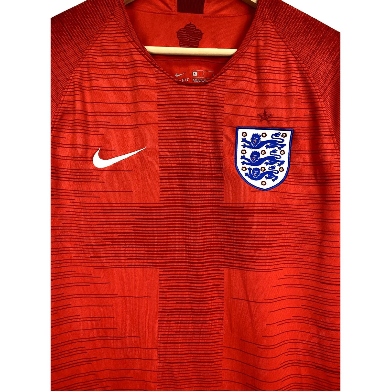 Nike VINTAGE England soccer jersey T-Shirt Mens L Red Nike Retro Hype 2000s Y2K Rare Vintage England soccer jersey T-Shirt Red Nike Mens L Size US L / EU 52-54 / 3 - 3 Thumbnail