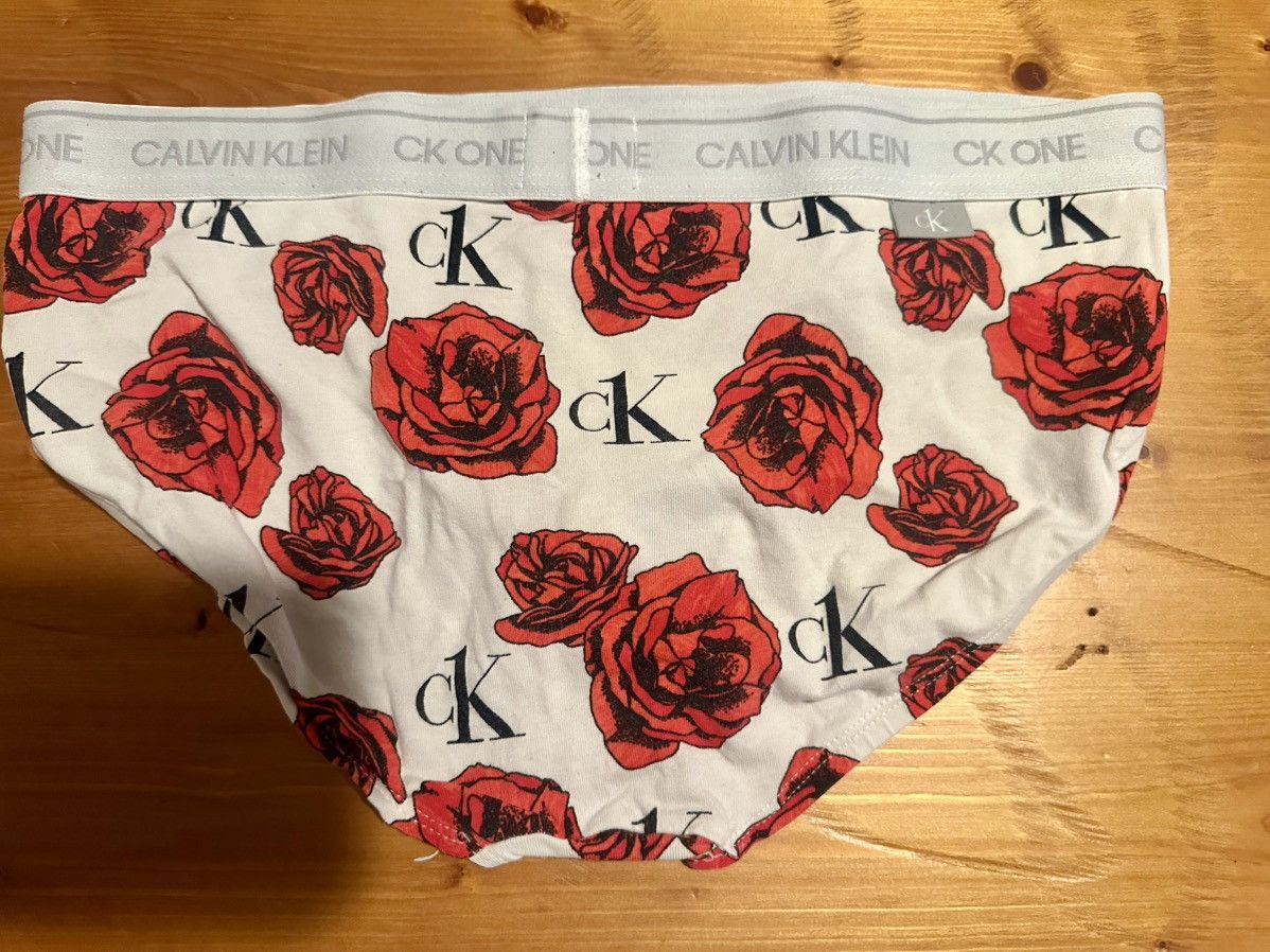 Calvin Klein Calvin Klein Floral Underwear Briefs Size US 30 / EU 46 - 2 Thumbnail