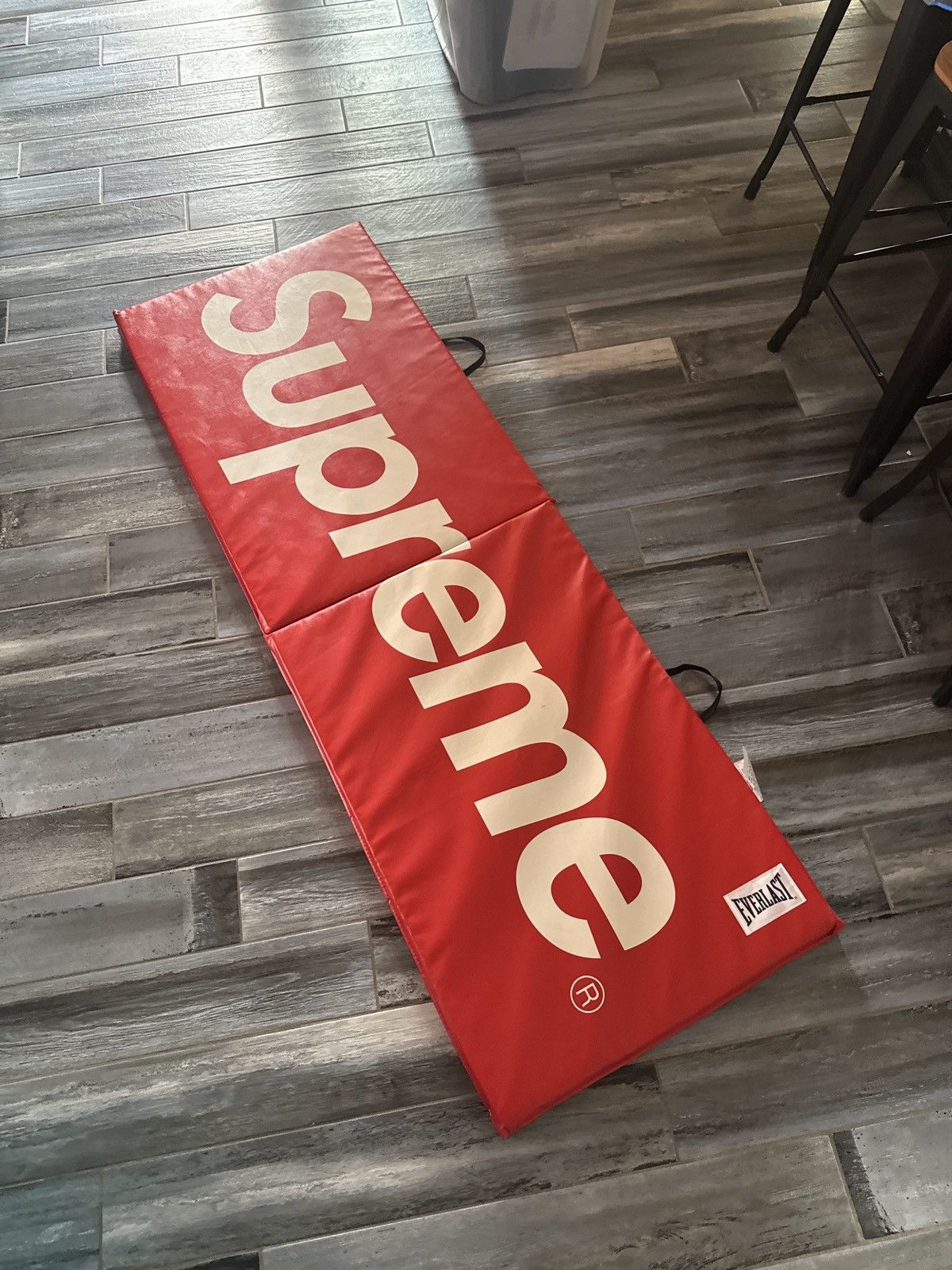 Everlast × Supreme Supreme Everlast Folding Exercise Mat Red Size ONE SIZE - 4 Thumbnail