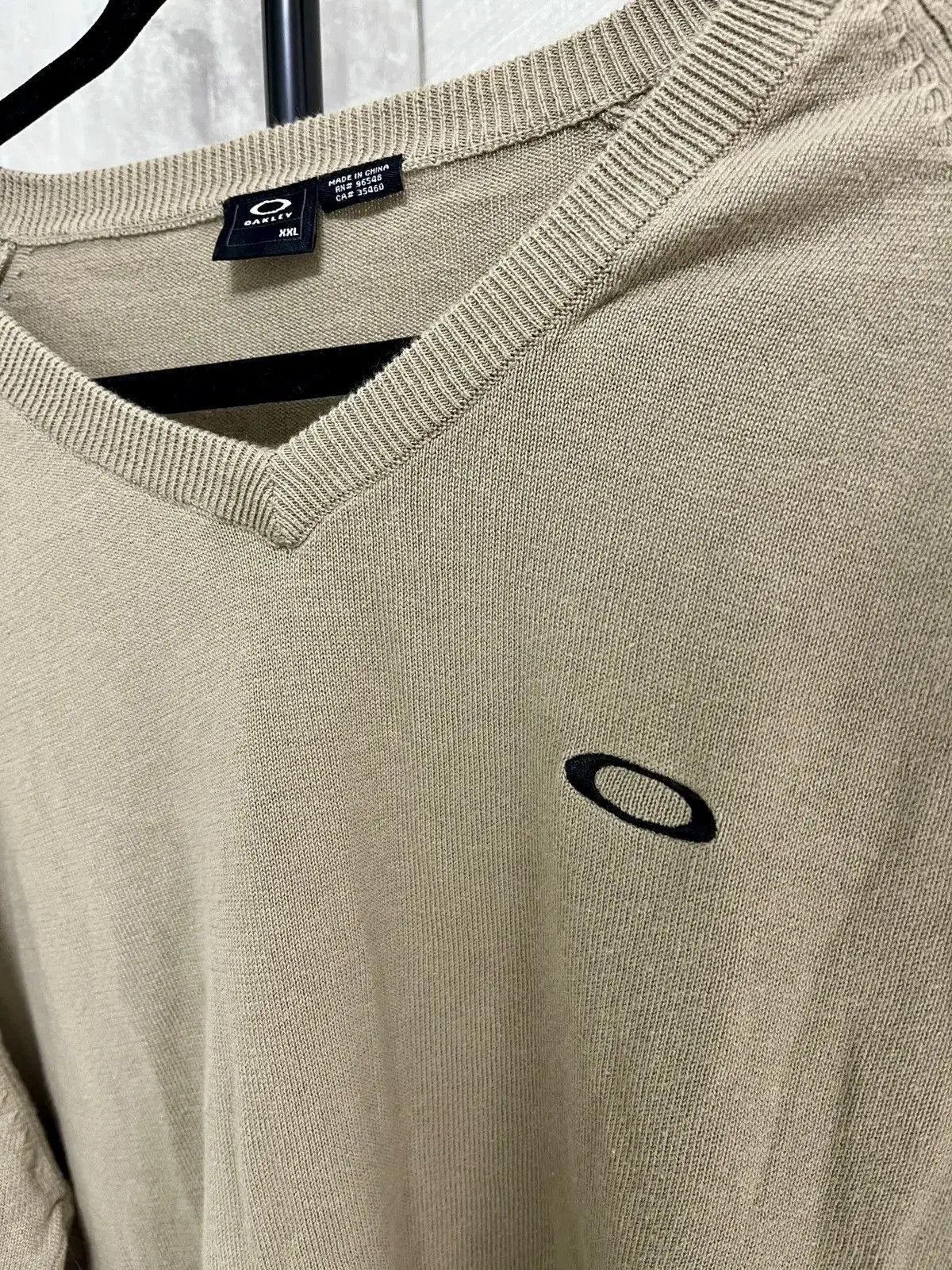 Oakley × Vintage Vintage Oakley V-Neck Sweater XL Beige Pullover Knit Jumper Size US XXL / EU 58 / 5 - 2 Thumbnail