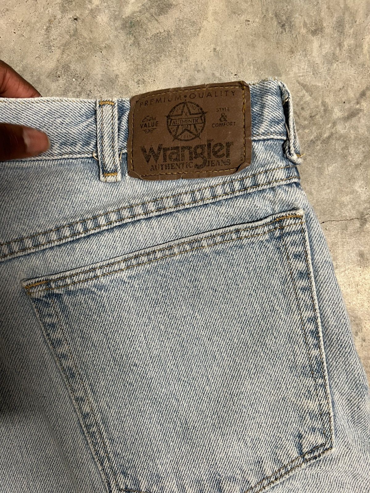 Wrangler light wash denim shorts Size 32" / US 10 / IT 46 - 2 Thumbnail