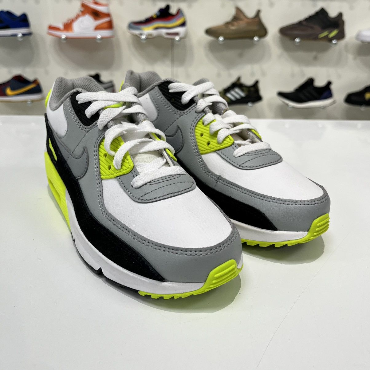 Nike Nike Air Max 90 OG Volt (GS) Size US 5 / EU 37 - 7 Thumbnail
